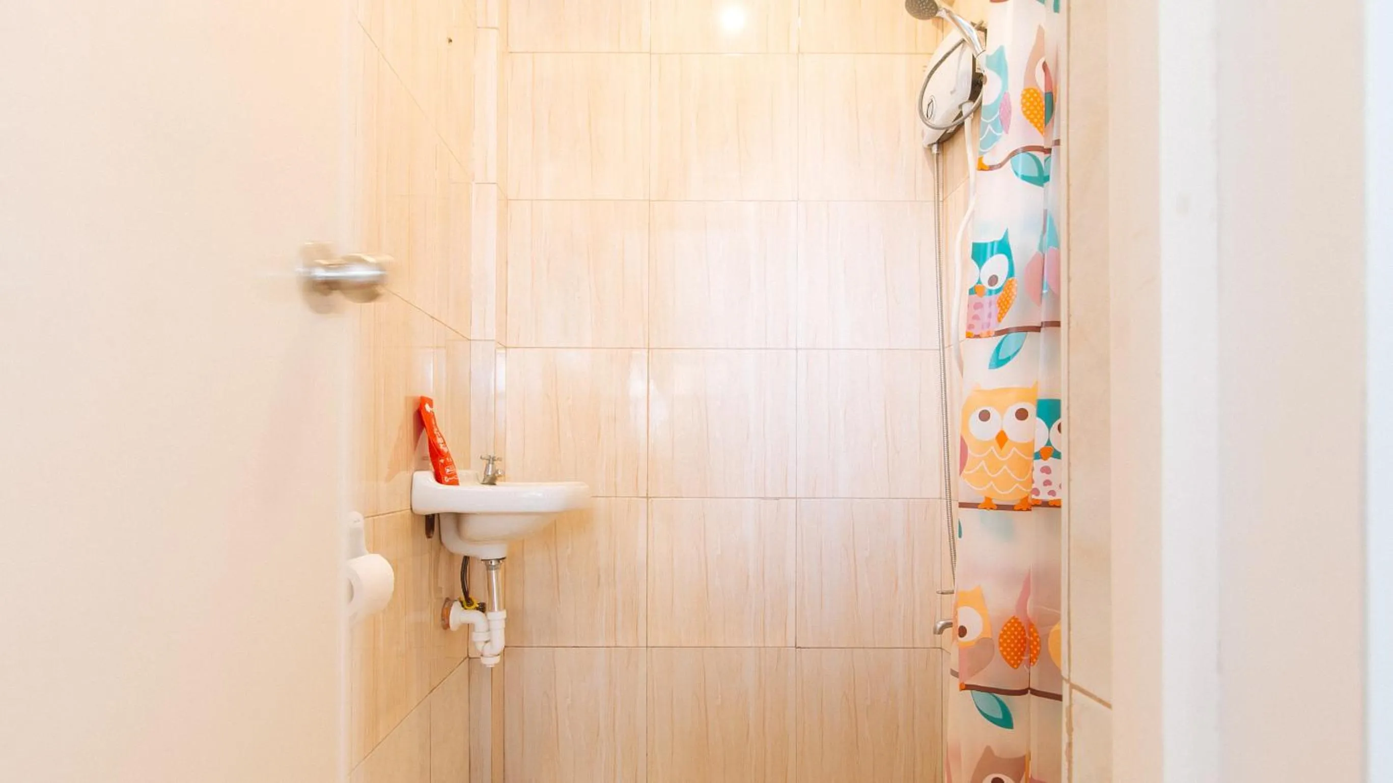 Shower in RedDoorz near Christ the King Medical Center