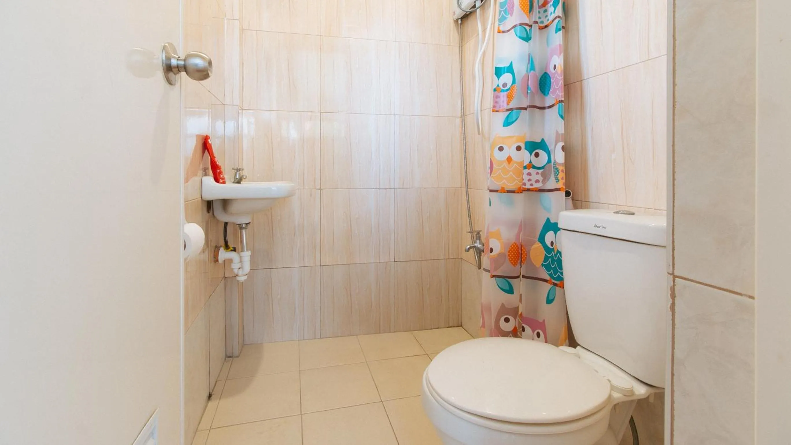 Shower in RedDoorz near Christ the King Medical Center