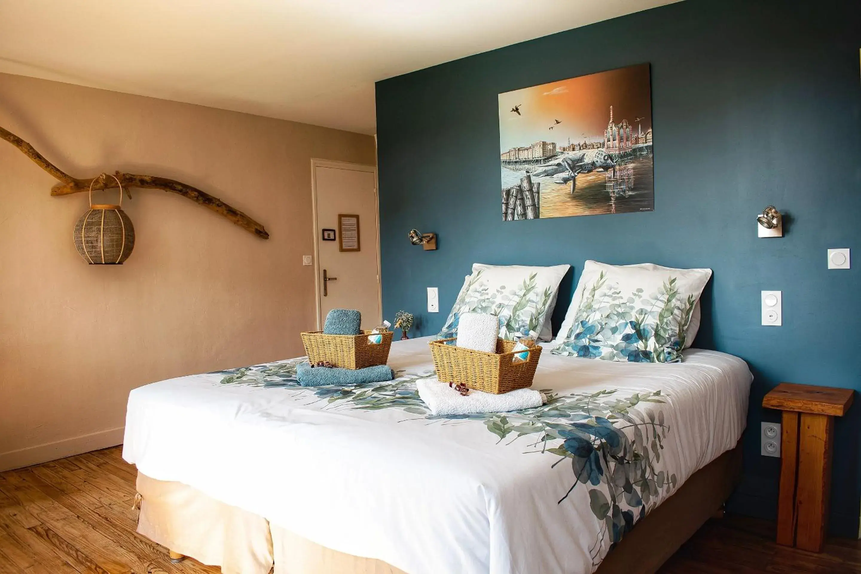 Deluxe Double Room with Shower in Les Volets Violets Deluxe Double Room with Shower in Les Volets Violets