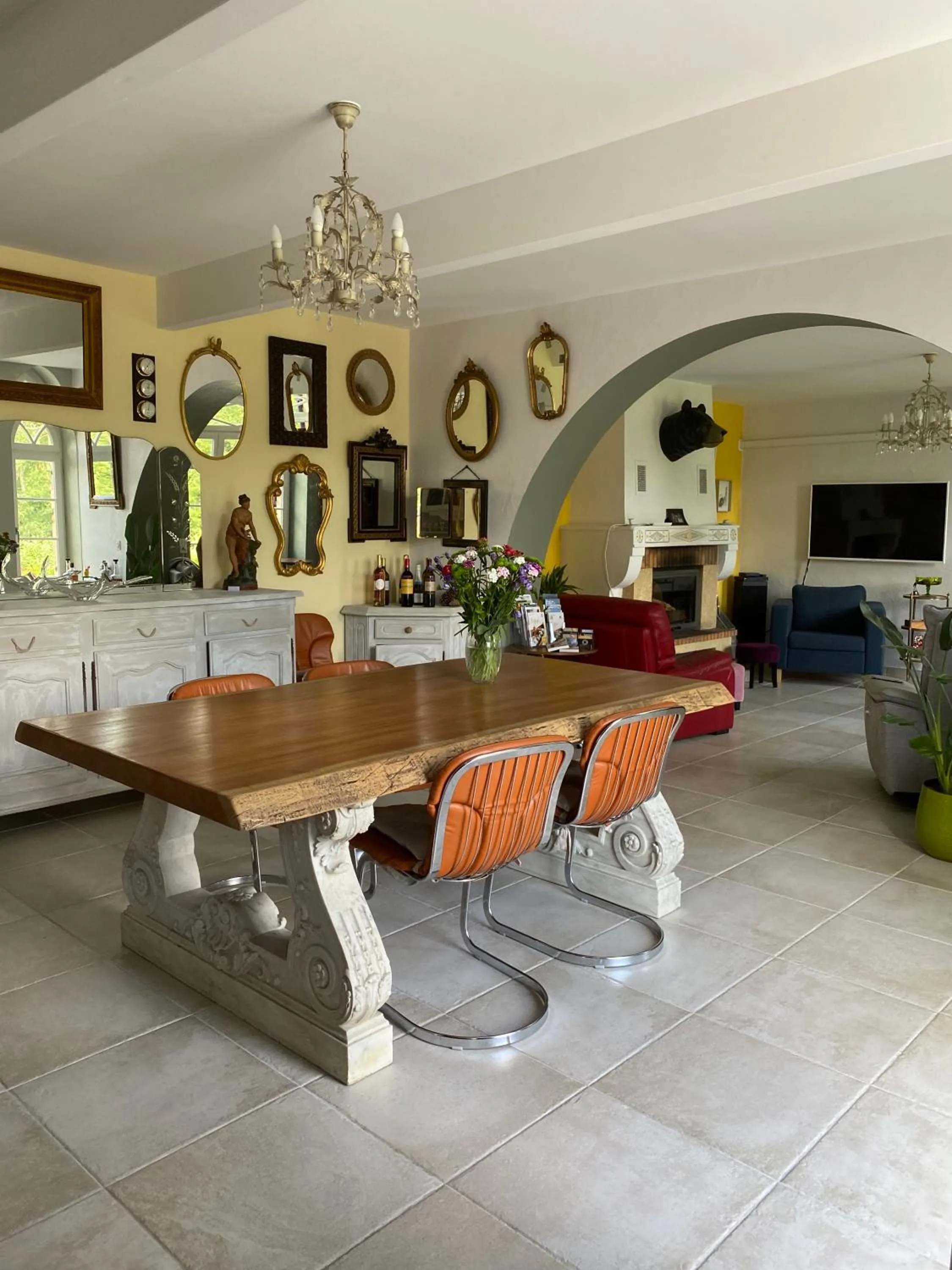 Dining area in Les Volets Violets