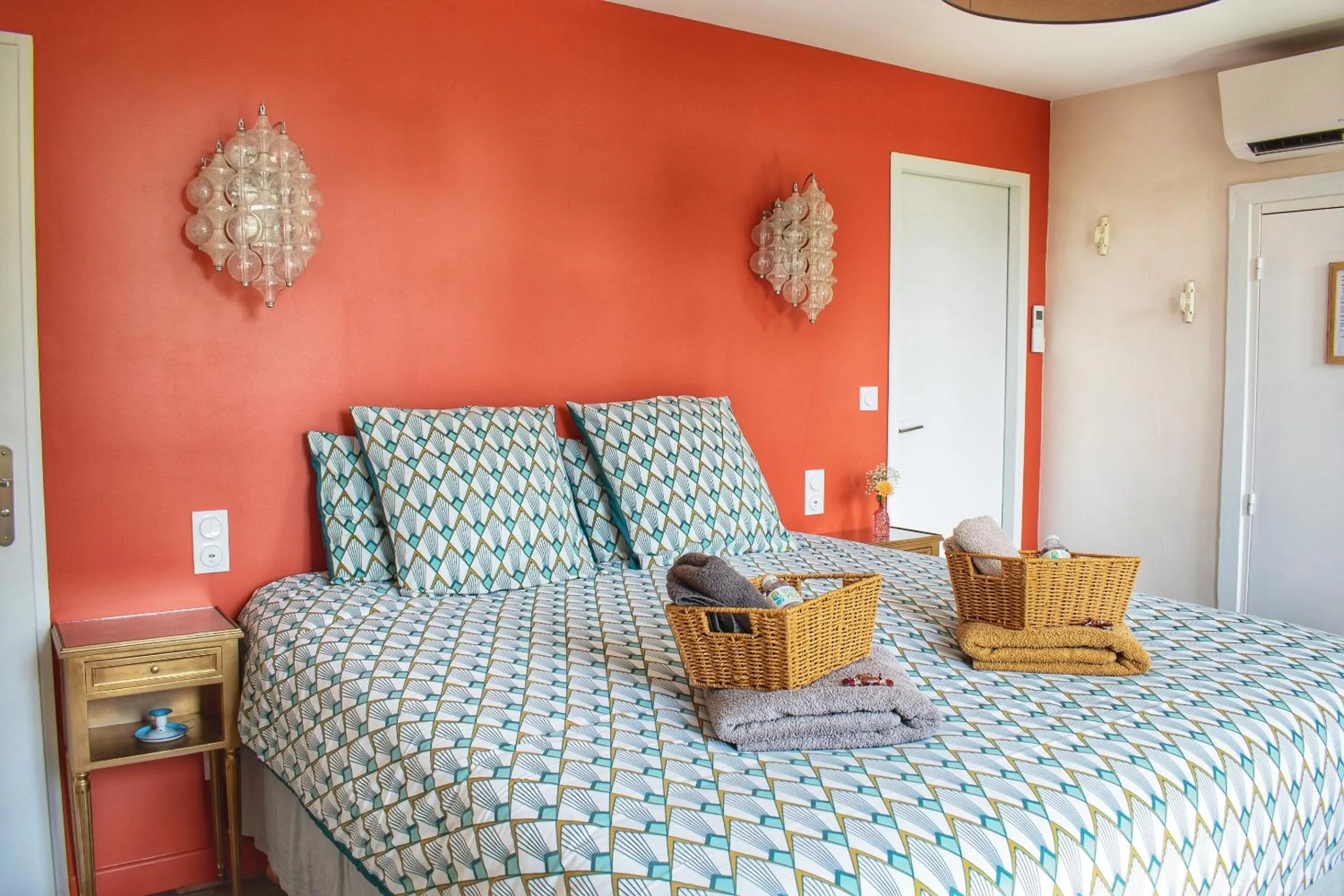 Bedroom, Bed in Les Volets Violets