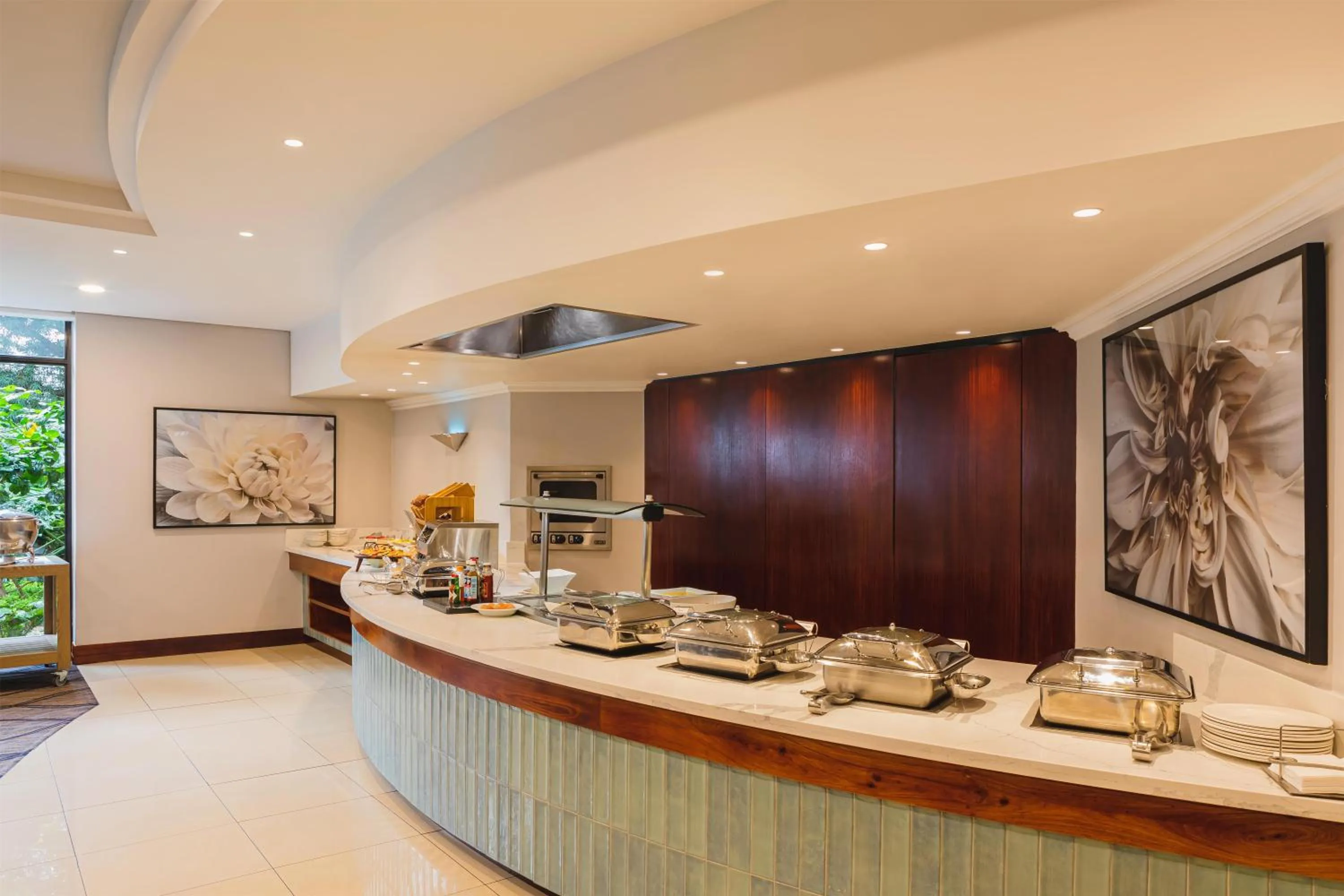 Restaurant/places to eat in Garden Court Hatfield