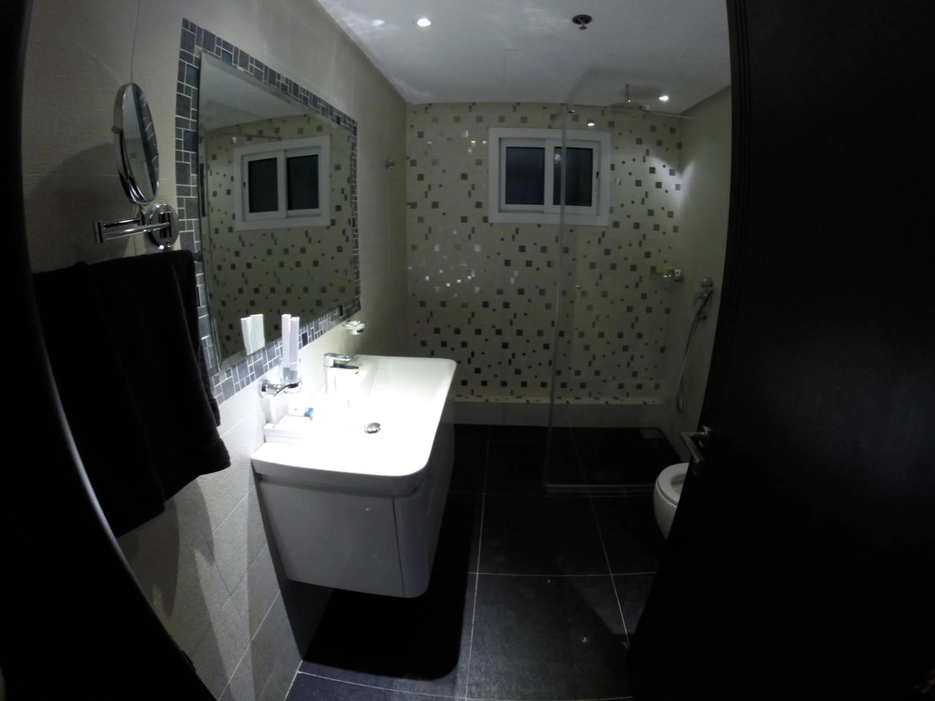 Shower in Le Park Hotel