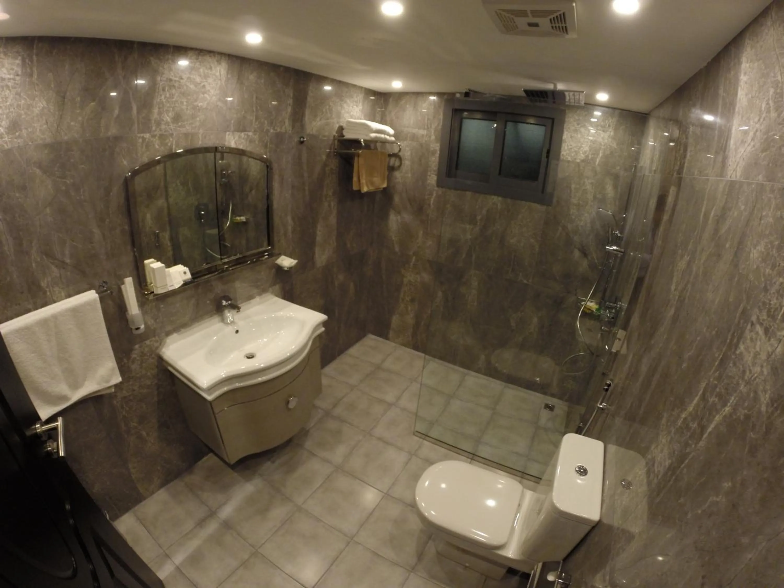 Bathroom in Le Park Hotel