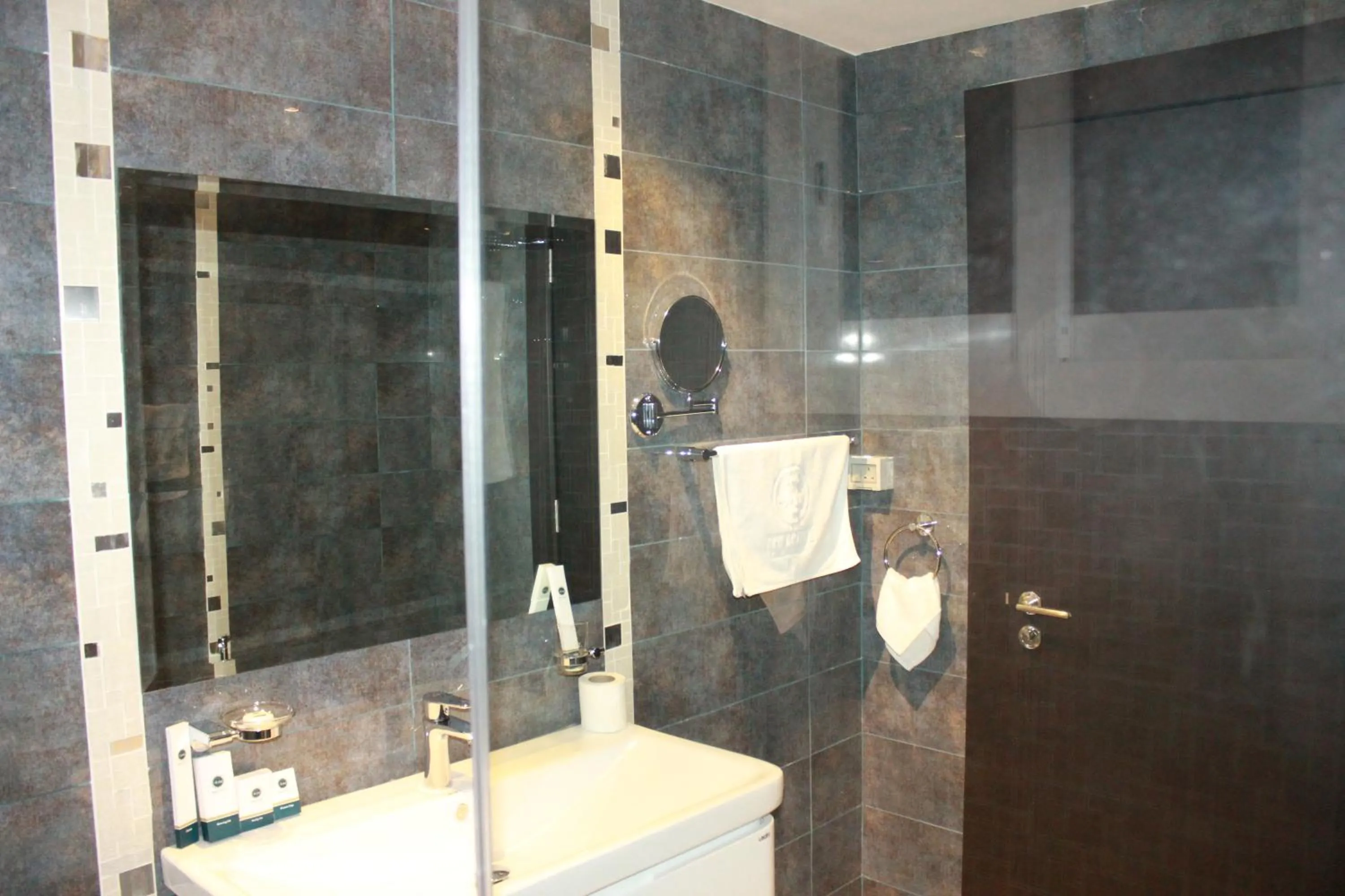 Bathroom in Le Park Hotel