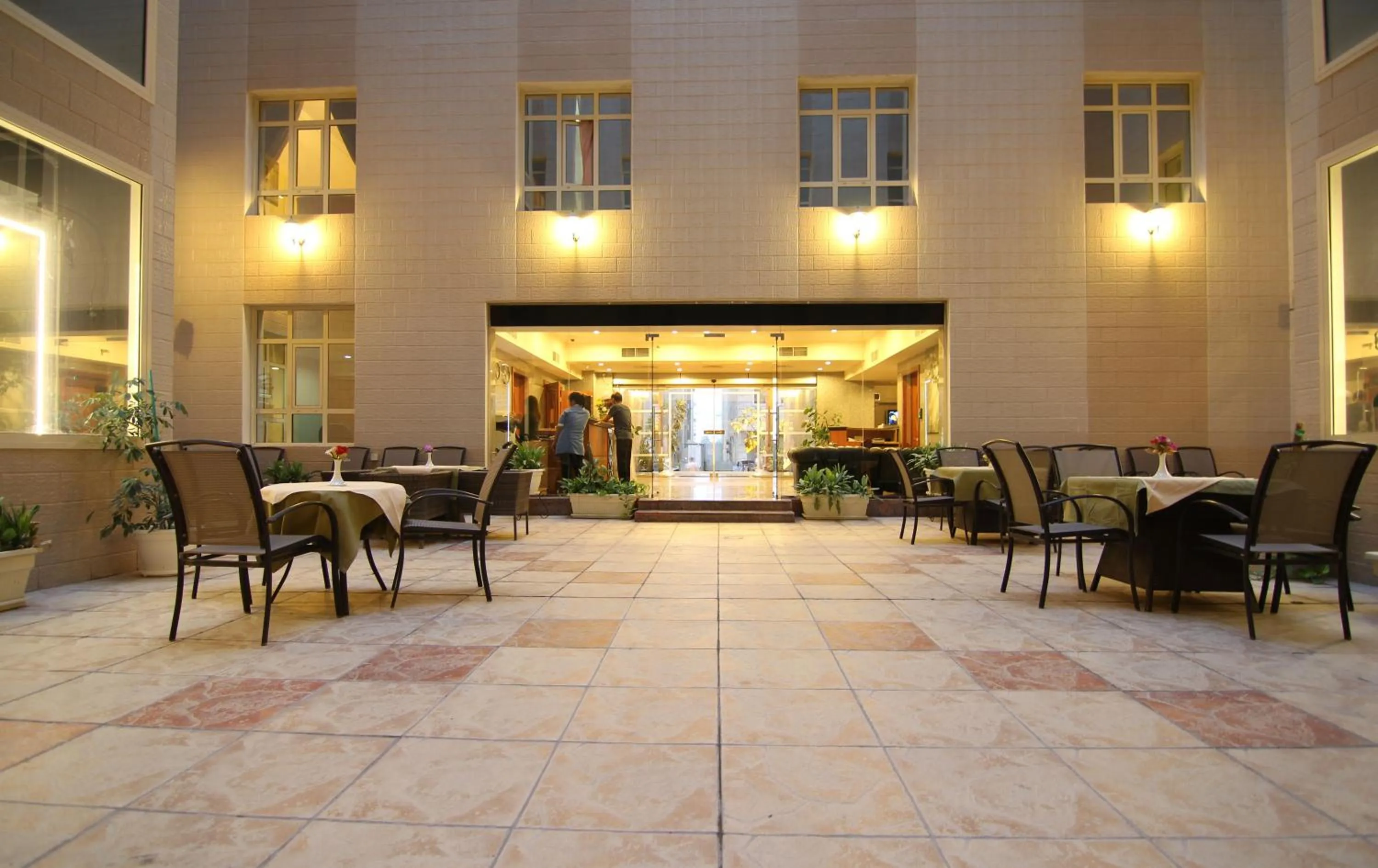 Restaurant/places to eat in Le Park Hotel