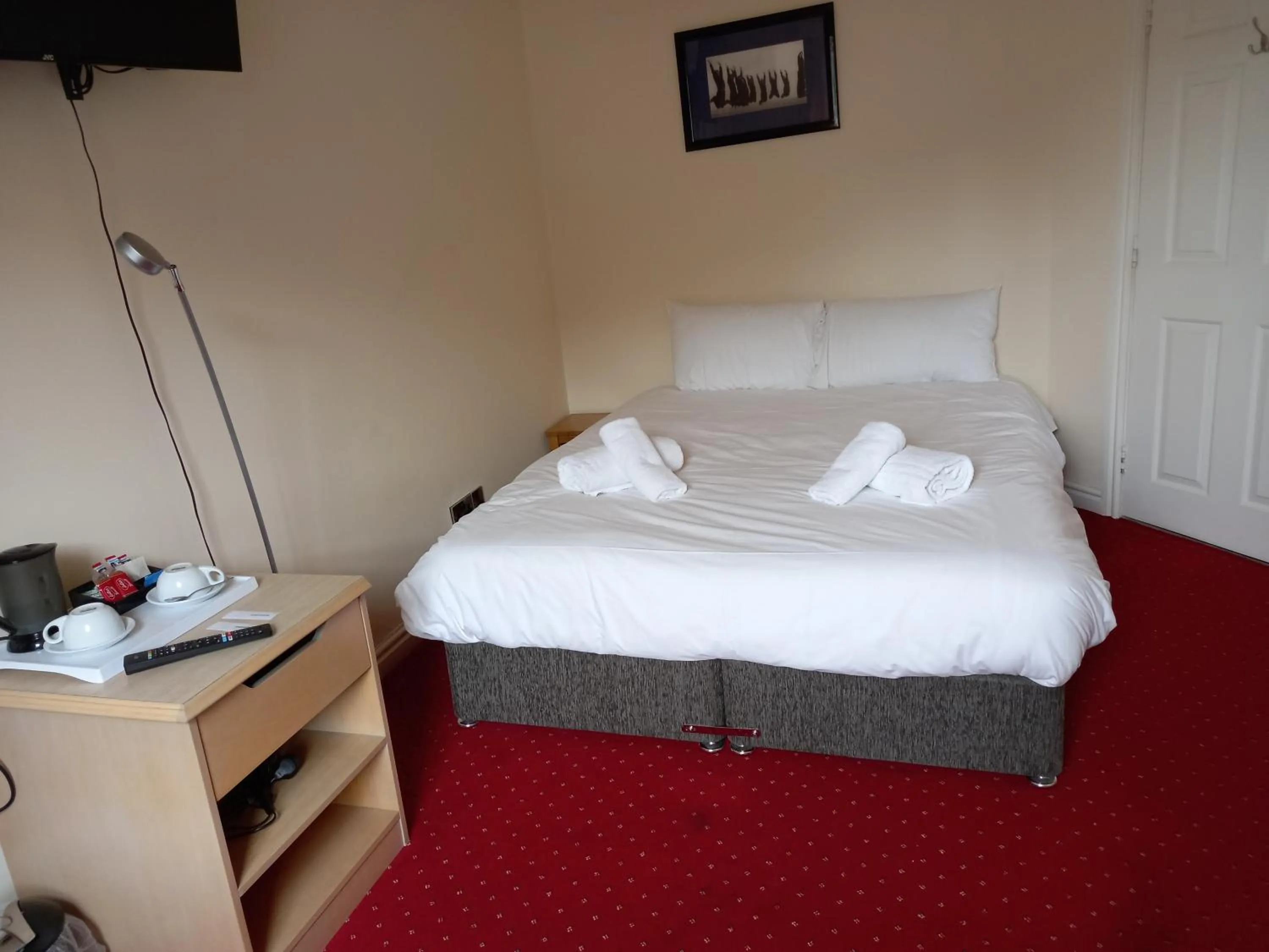 Photo of the whole room, Bed in The Knighton Hotel