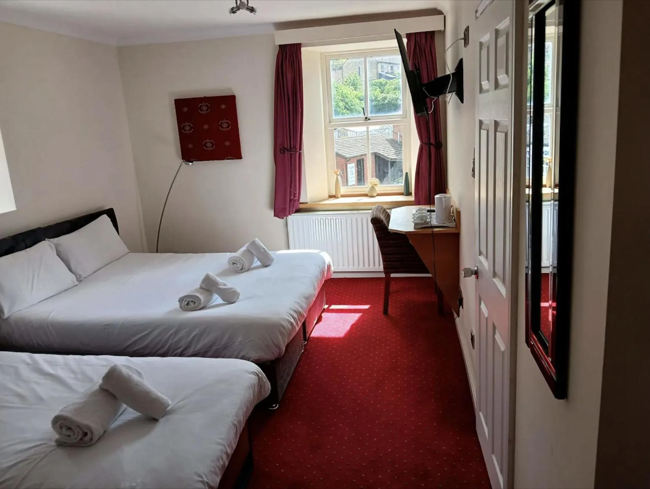 Photo of the whole room, Bed in The Knighton Hotel