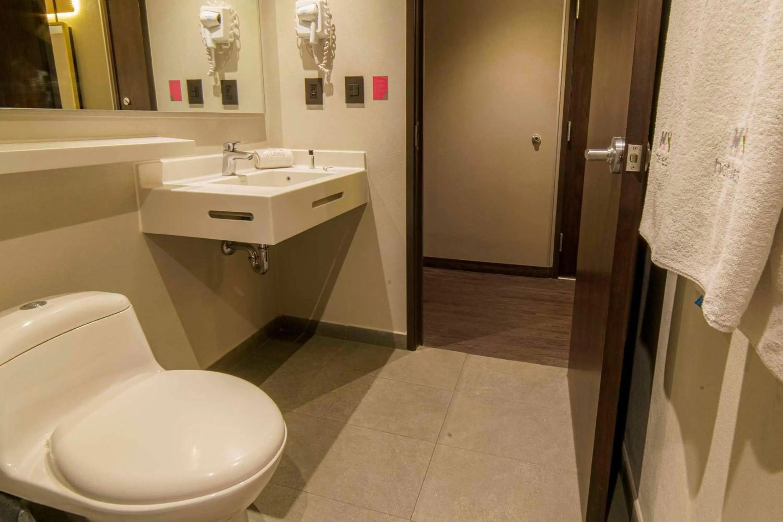 Bathroom in Hotel MX mas cuautitlan Izcalli, Trademark by Wyndham