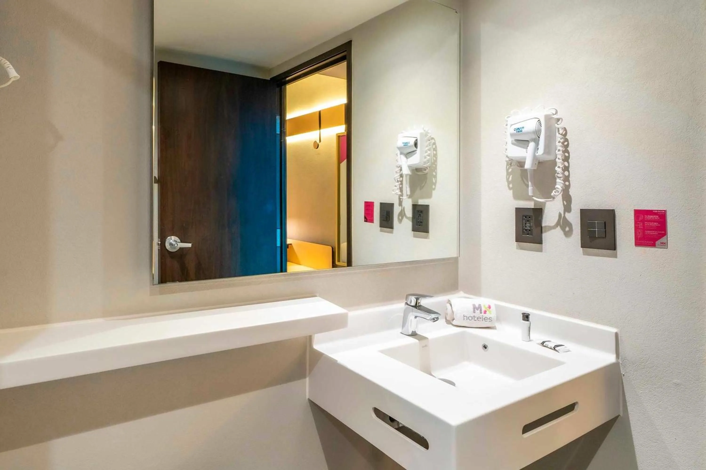 Bathroom in Hotel MX mas cuautitlan Izcalli, Trademark by Wyndham