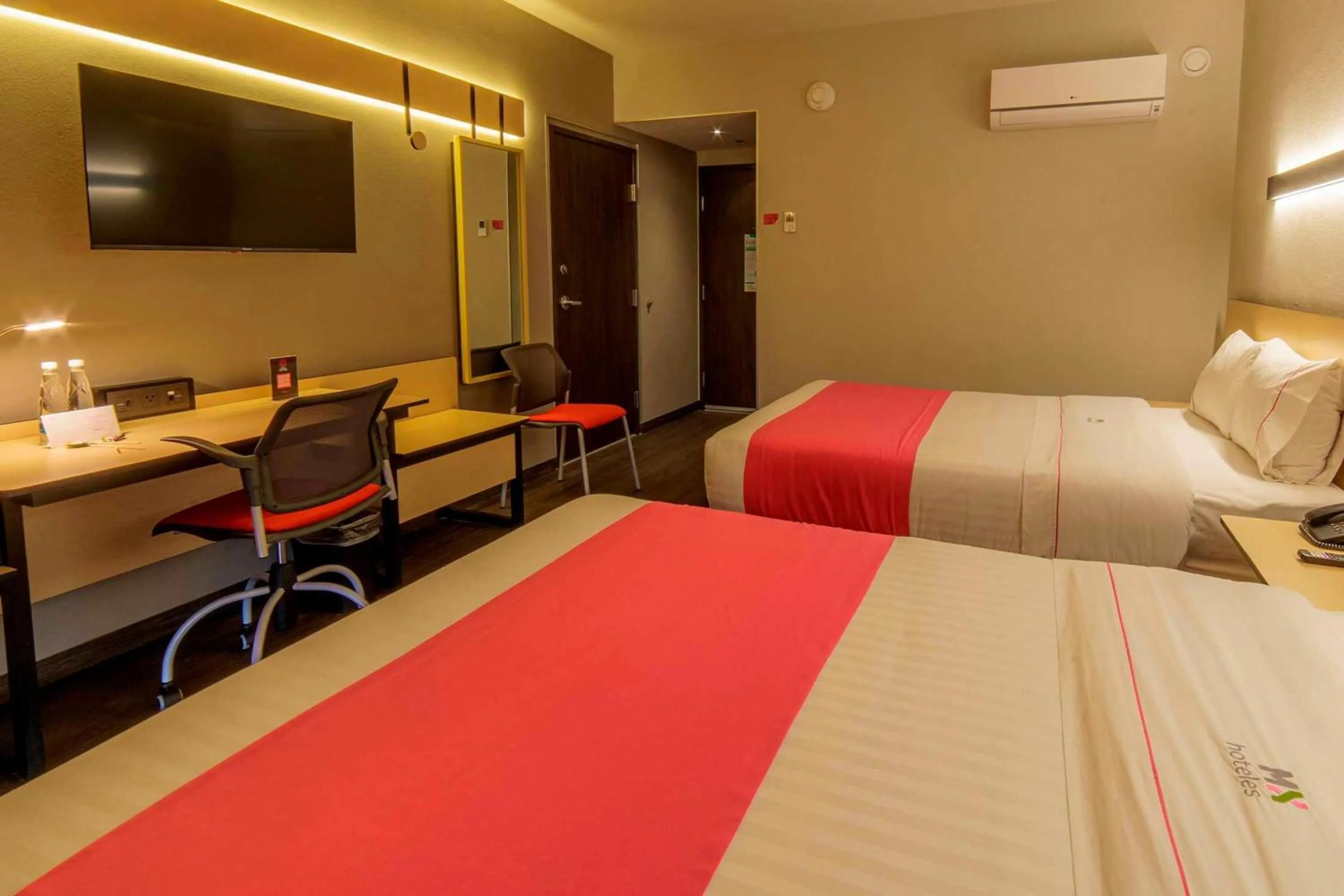 Photo of the whole room, Bed in Hotel MX mas cuautitlan Izcalli, Trademark by Wyndham