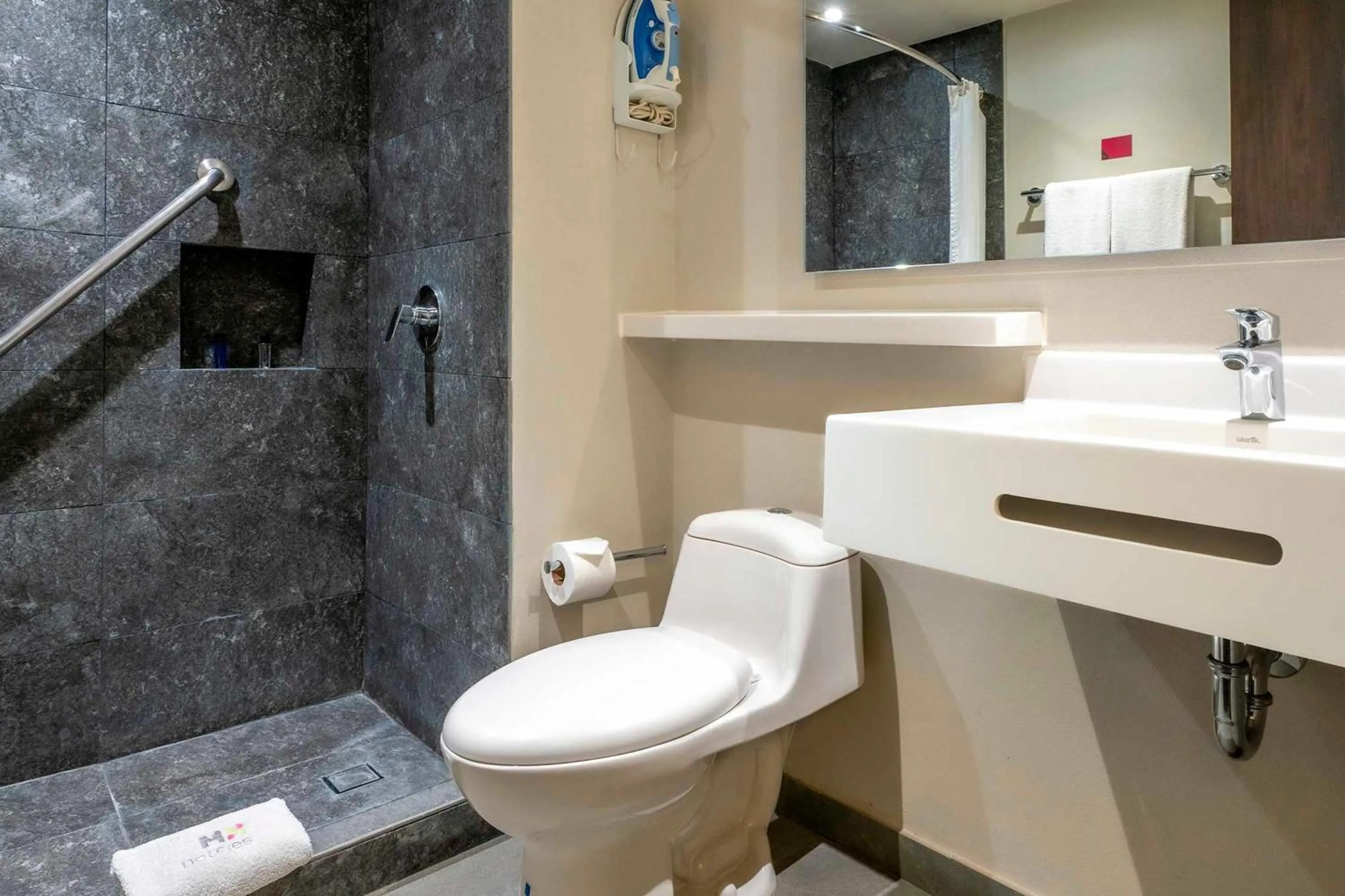 Bathroom in Hotel MX mas cuautitlan Izcalli, Trademark by Wyndham