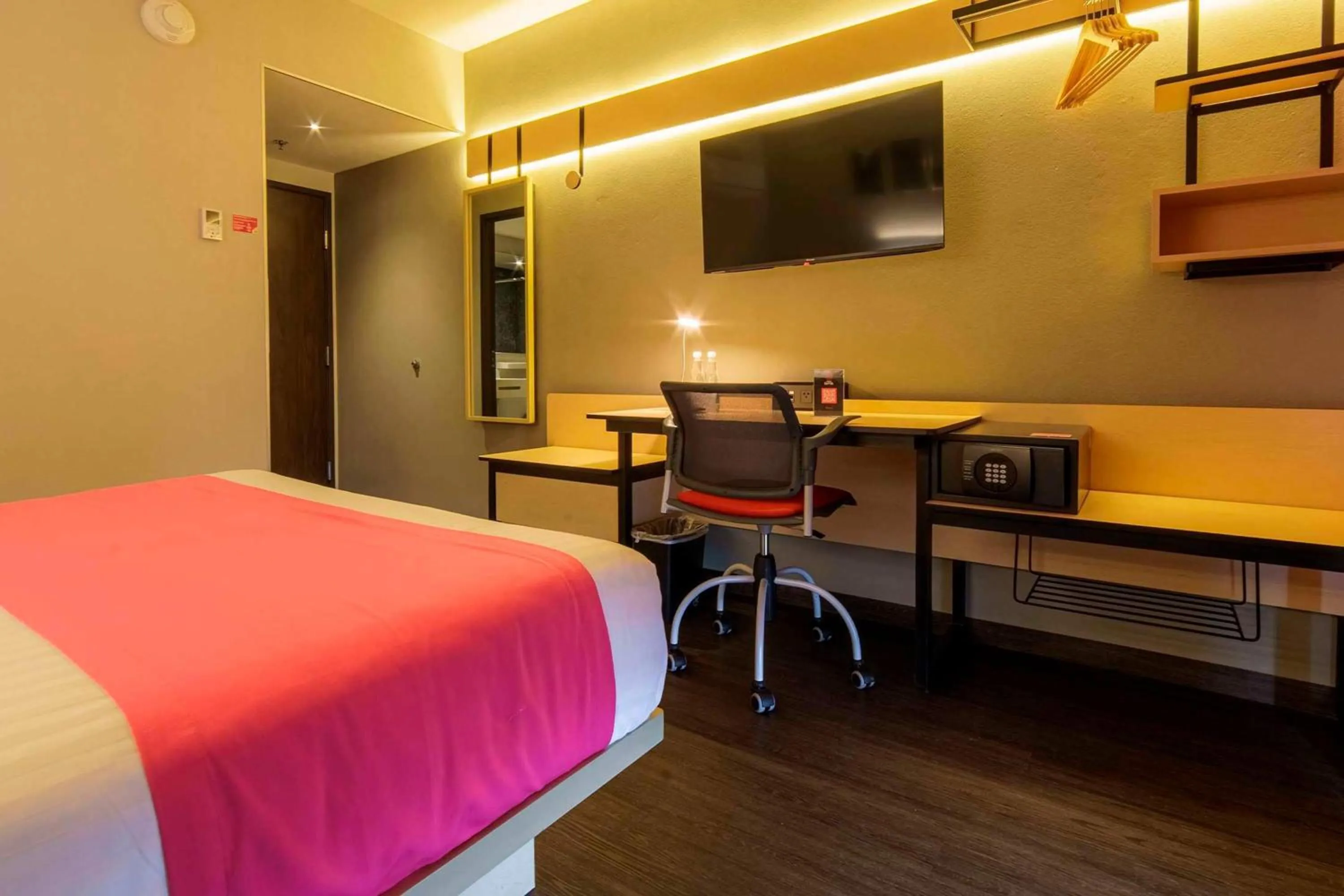 Photo of the whole room, Bed in Hotel MX mas cuautitlan Izcalli, Trademark by Wyndham