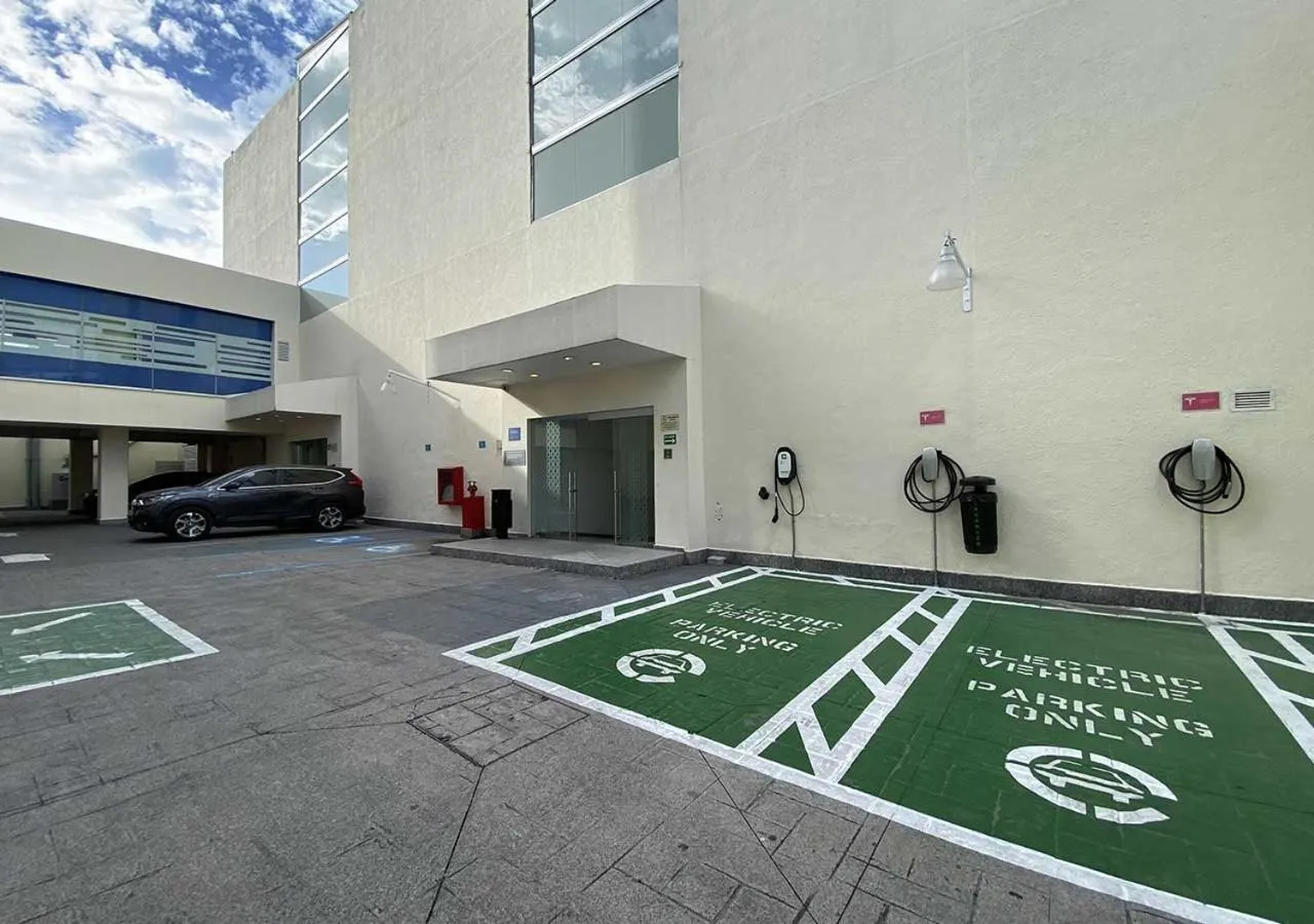 Parking in Hotel MX forum buenavista CDMX, Trademark by Wyndham