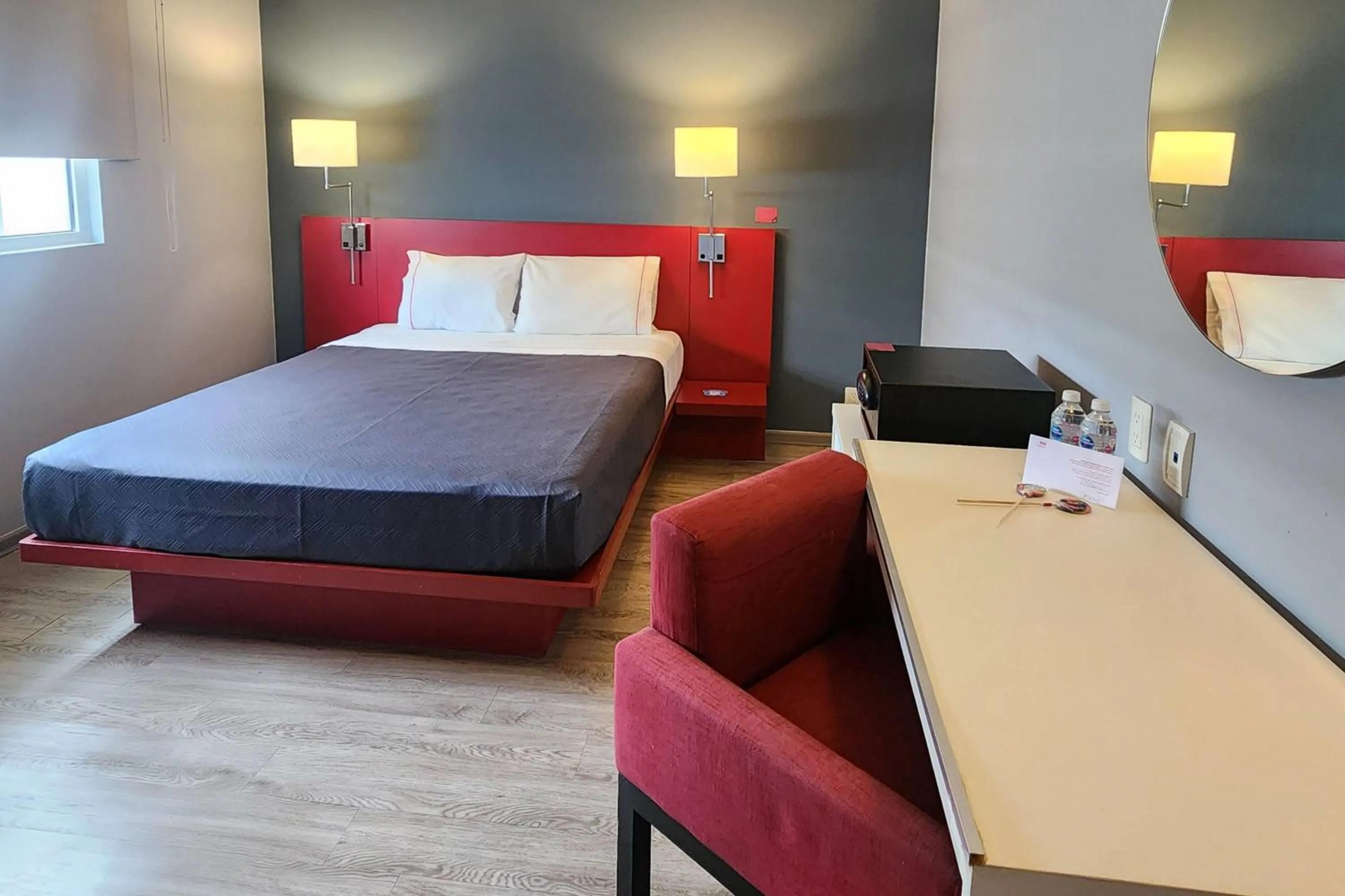 Photo of the whole room, Bed in Hotel MX forum buenavista CDMX, Trademark by Wyndham