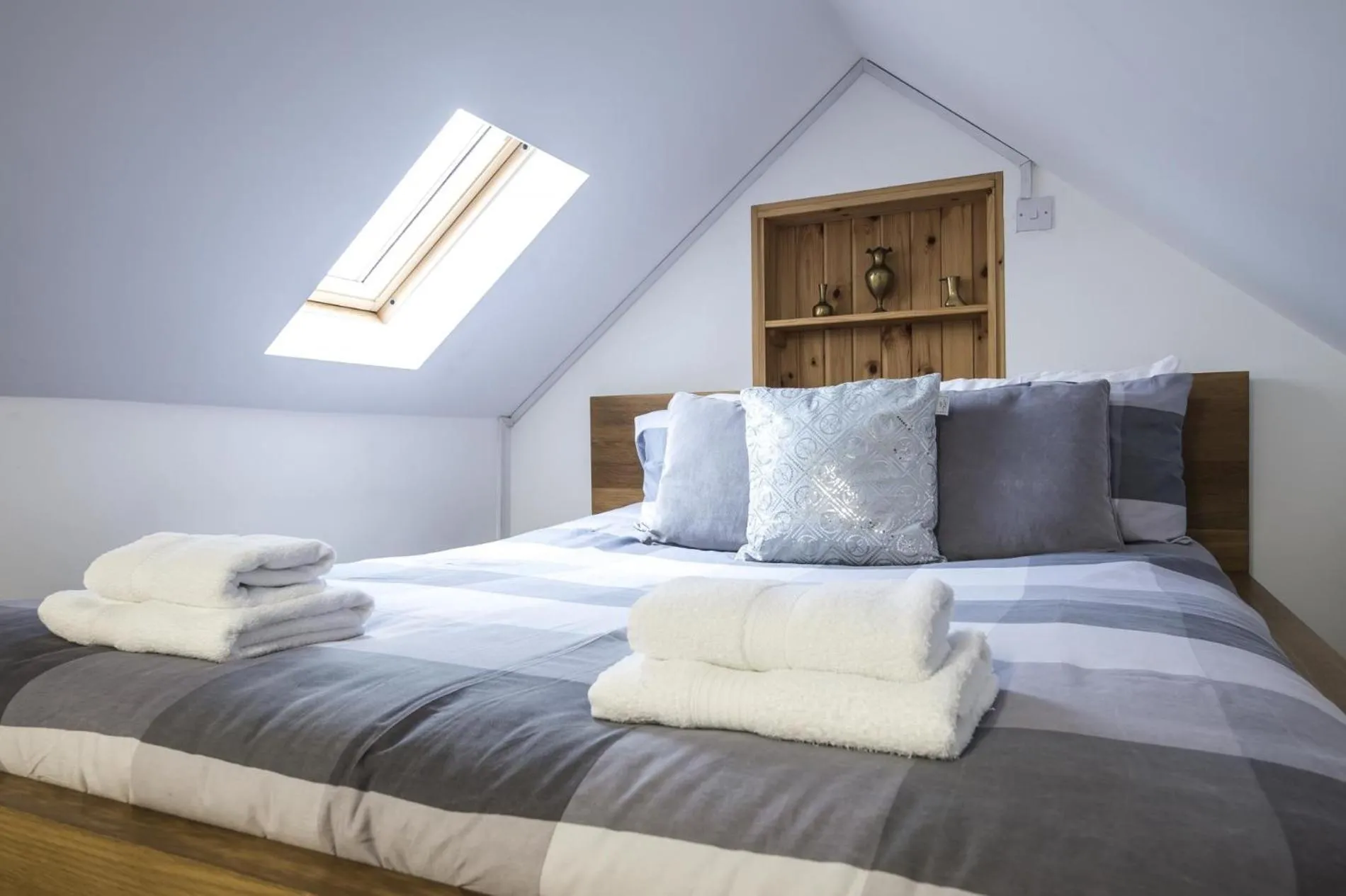 Floor plan, Bed in Orchard Cottage - Luxurious Barn Conversion - Beavers Hill