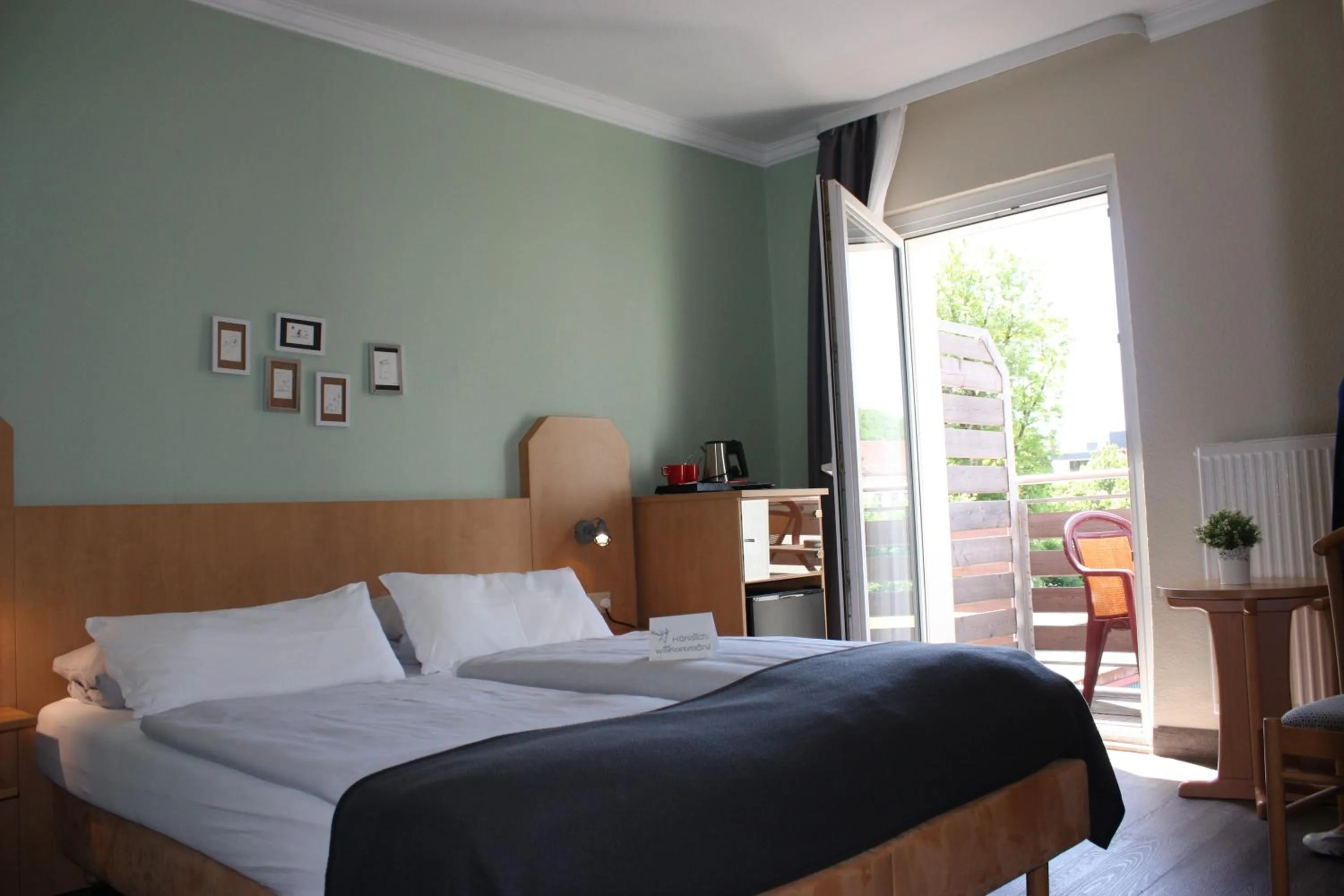 Property building, Bed in Hotel am Kurpark