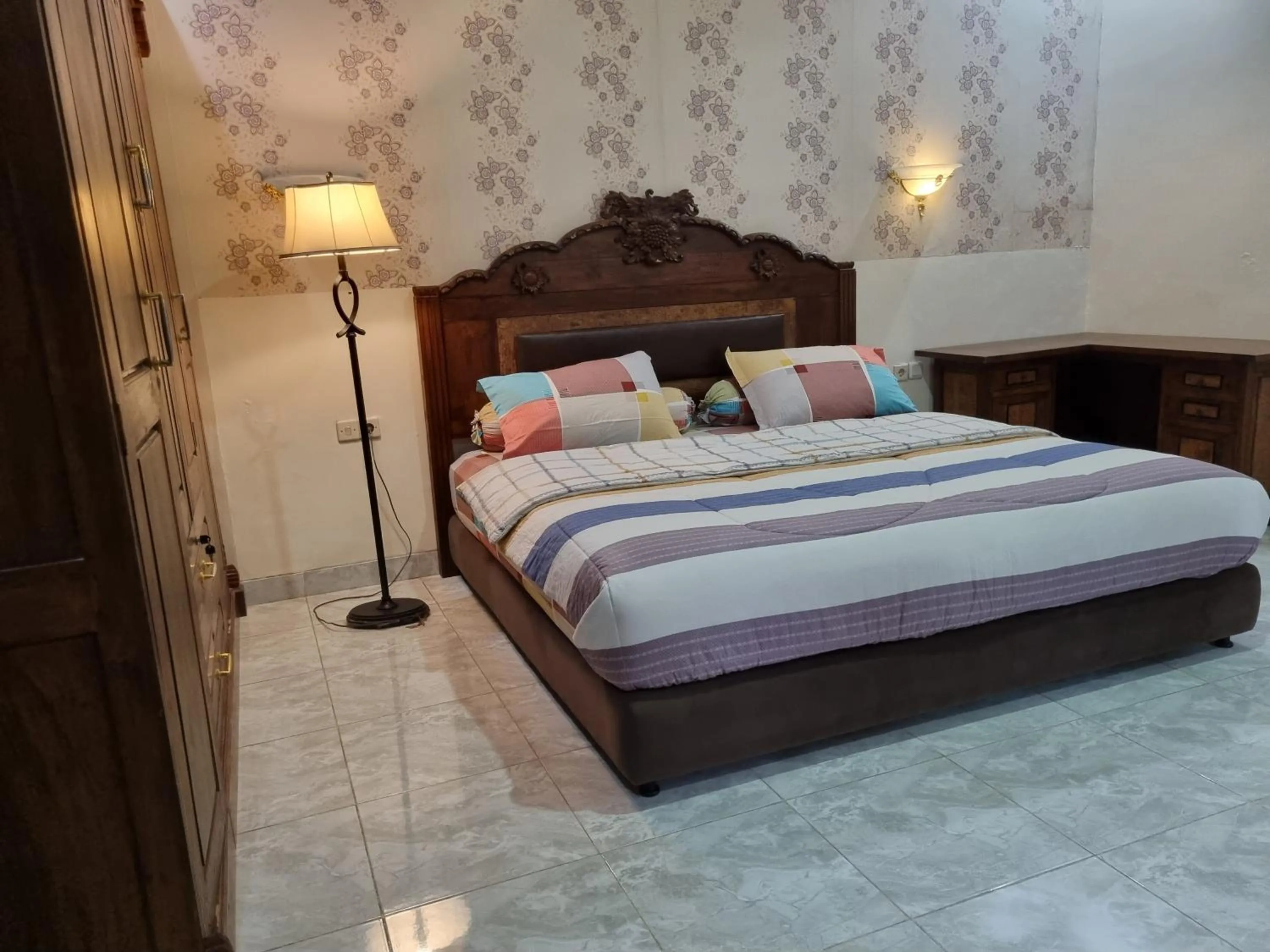 Bedroom, Bed in House of Ken
