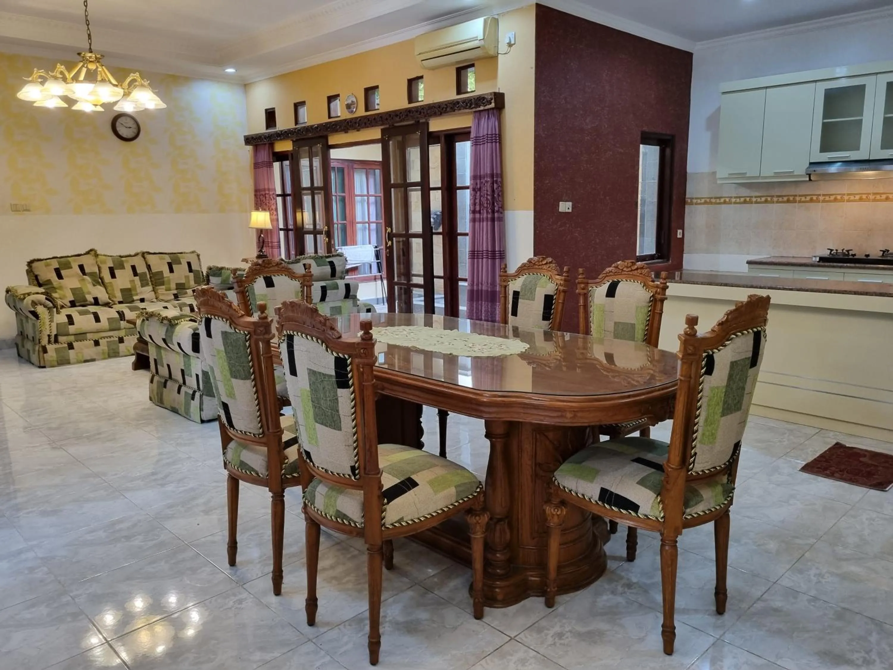 Kitchen or kitchenette in House of Ken