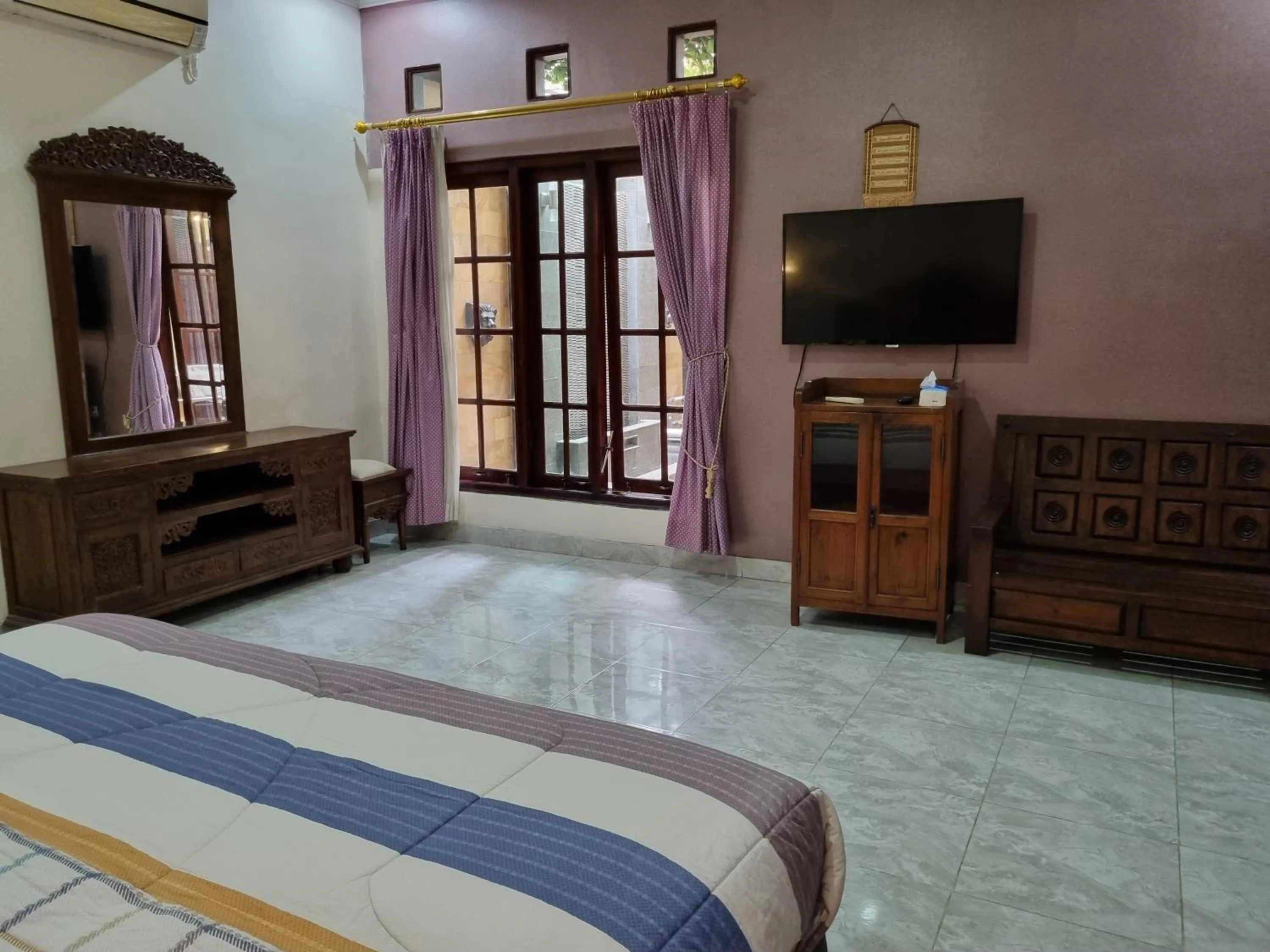 Bedroom, Bed in House of Ken