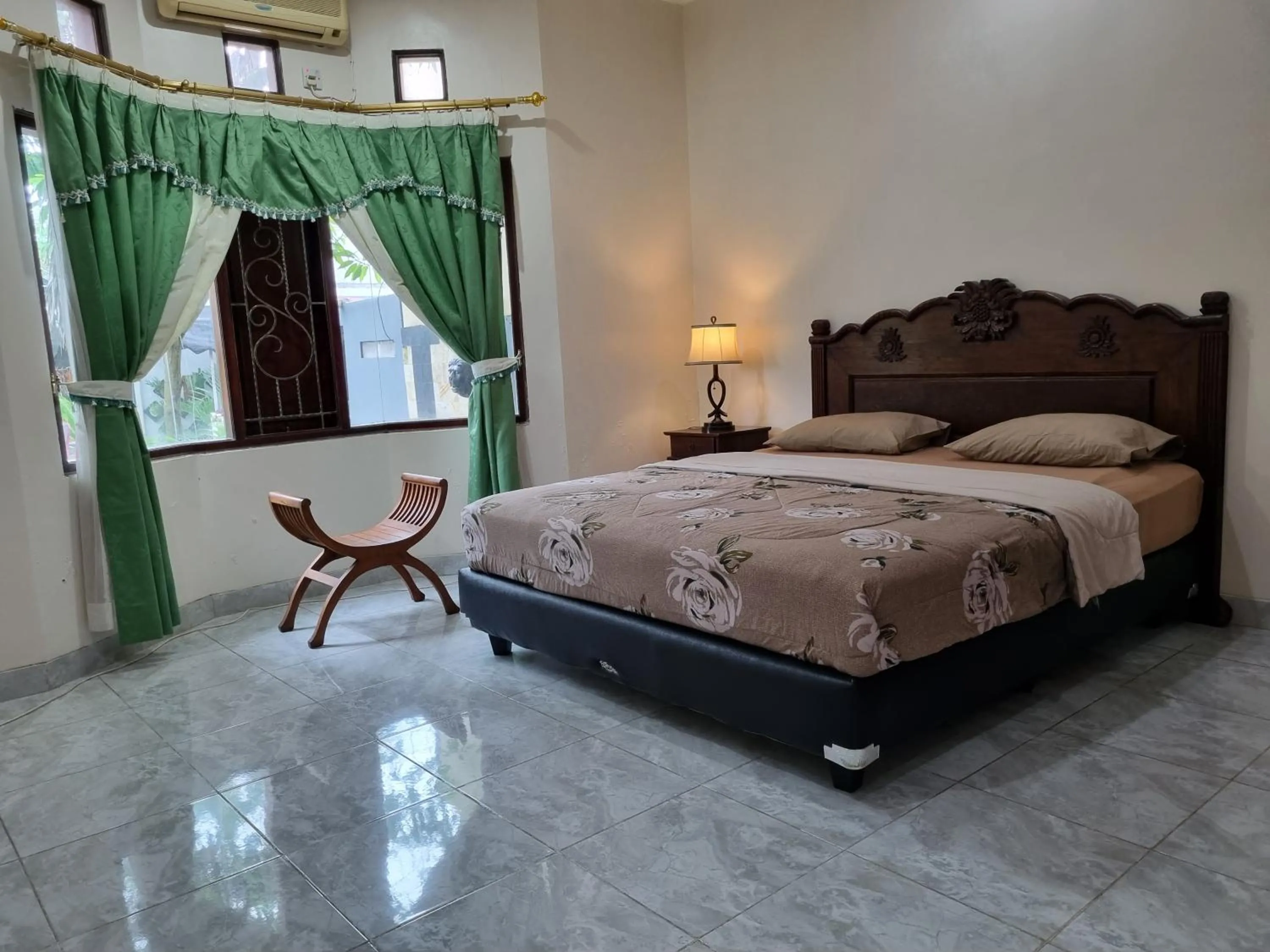 Bedroom, Bed in House of Ken