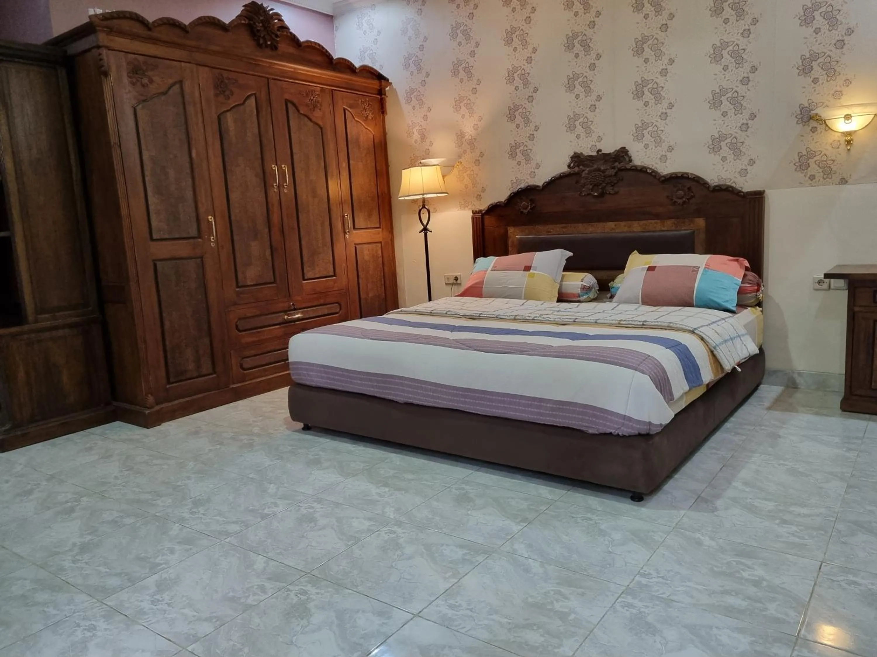 Bedroom, Bed in House of Ken