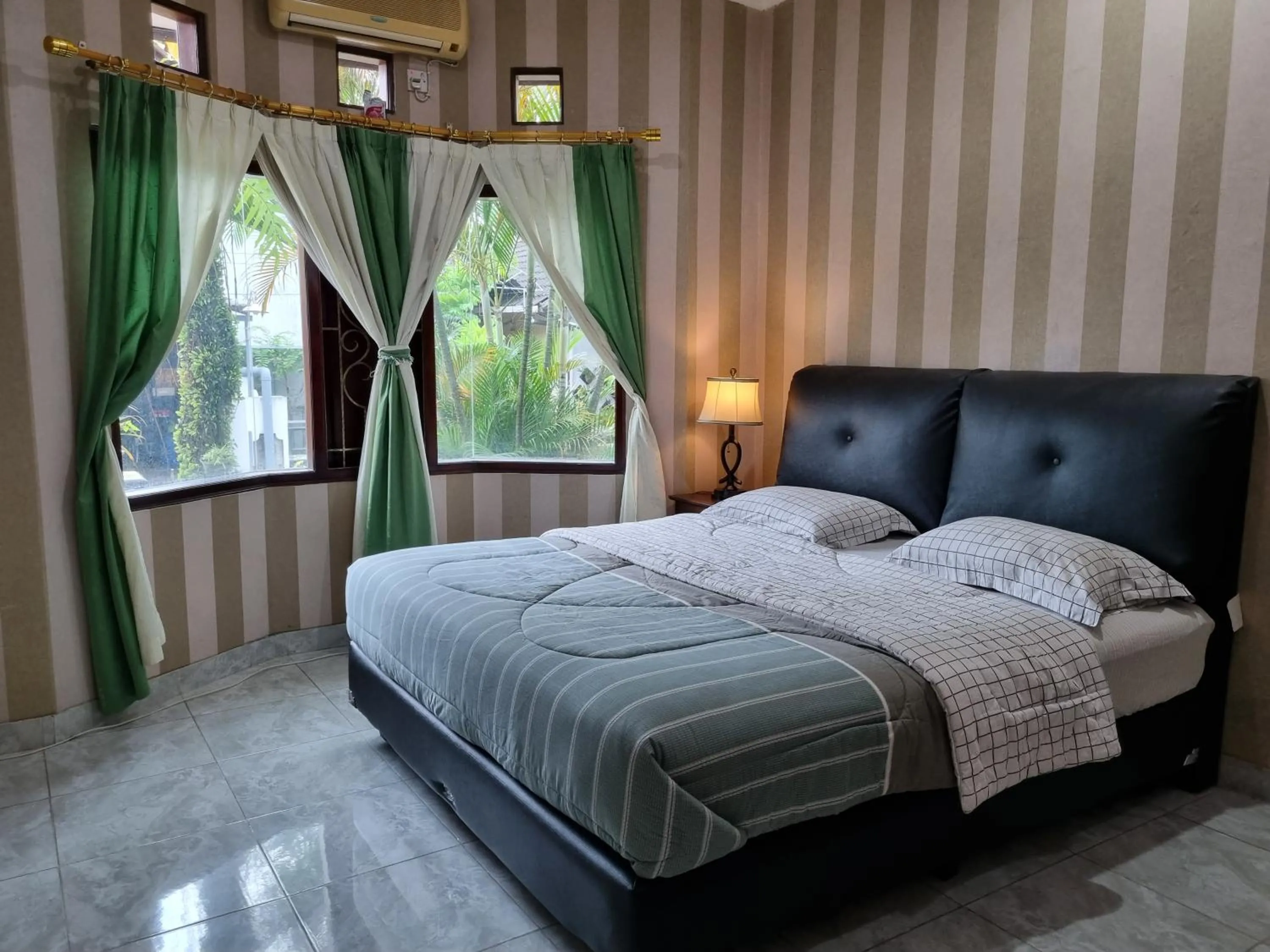Bedroom, Bed in House of Ken