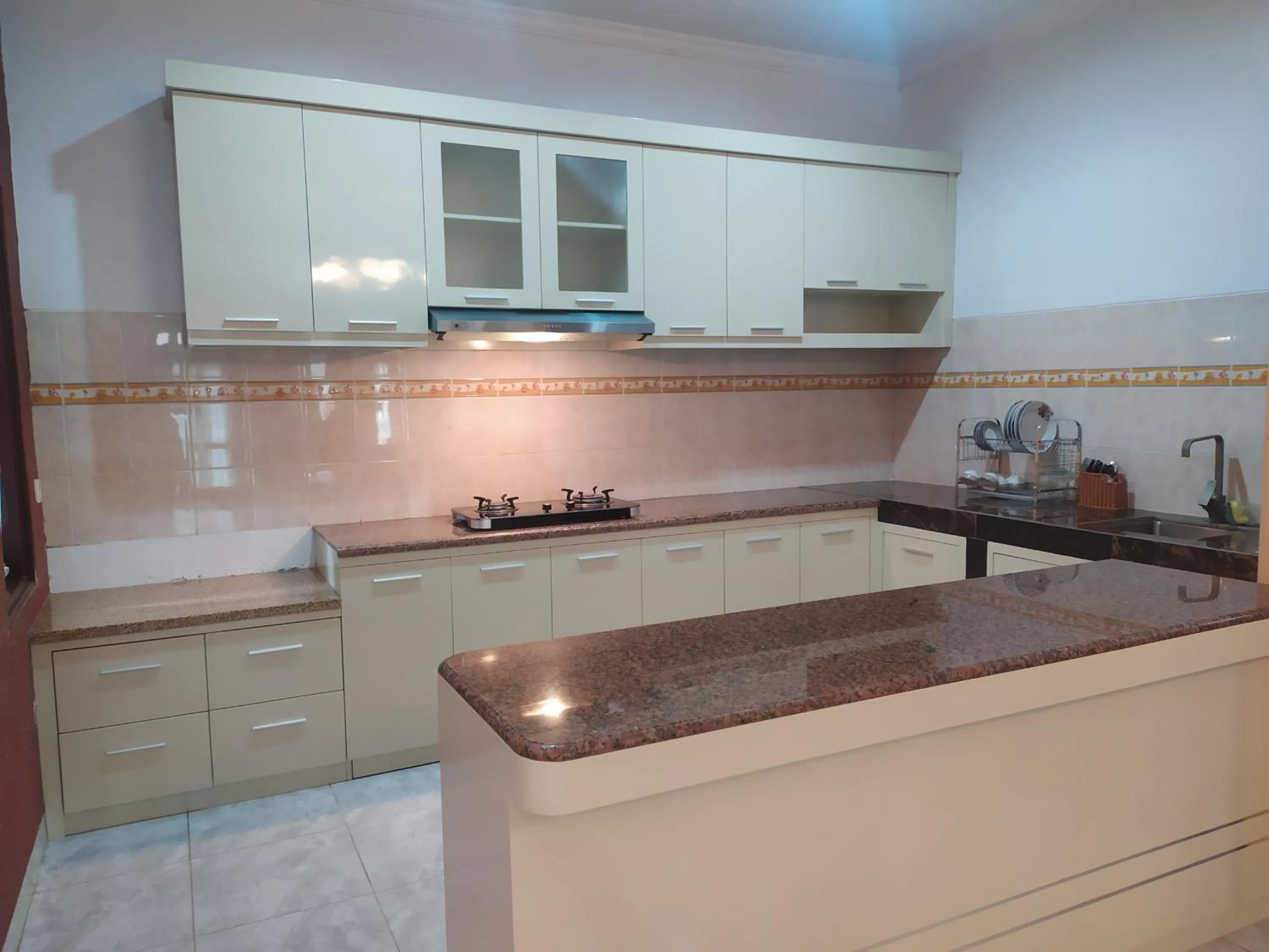 Kitchen or kitchenette in House of Ken