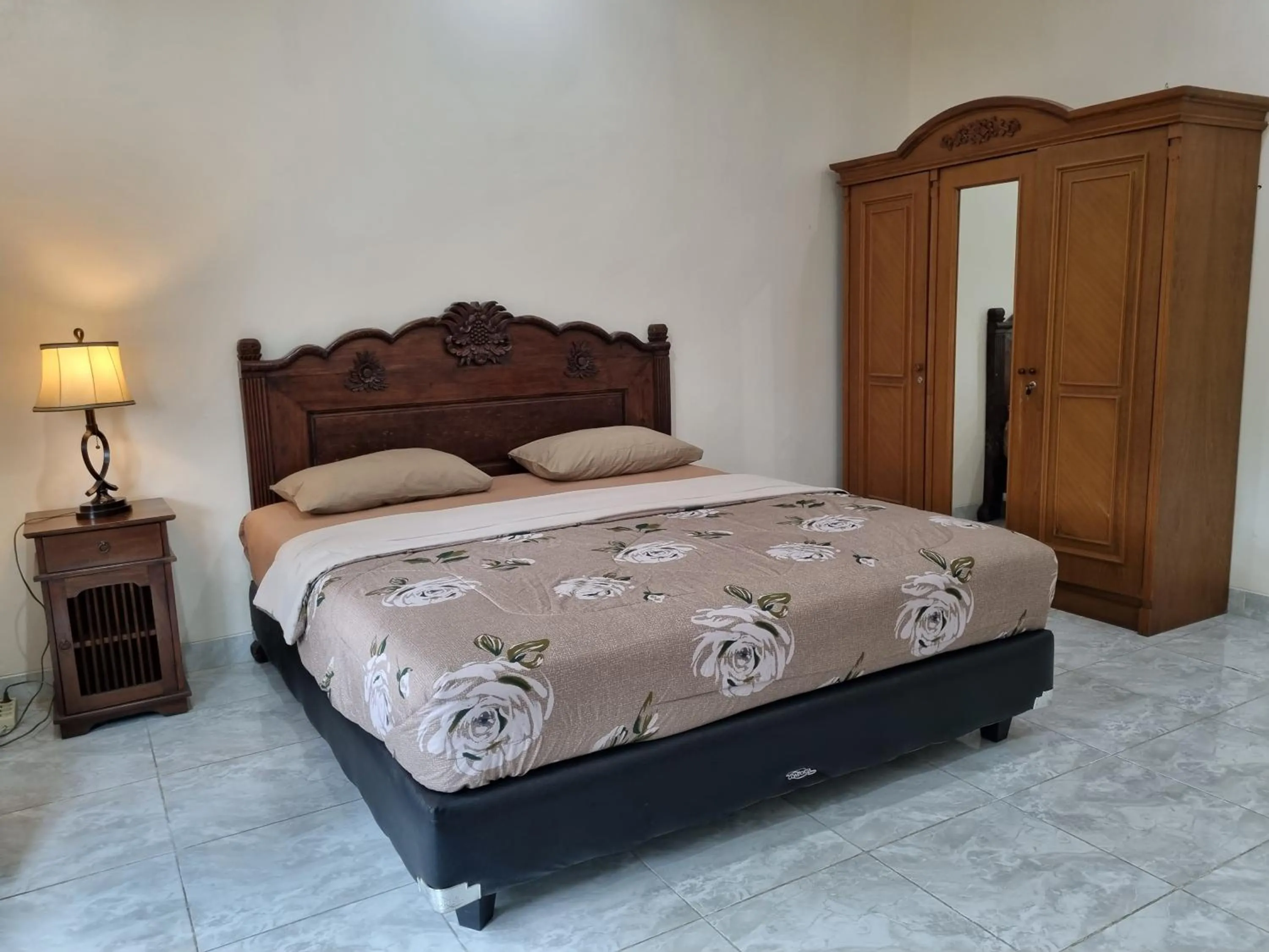 Bedroom, Bed in House of Ken