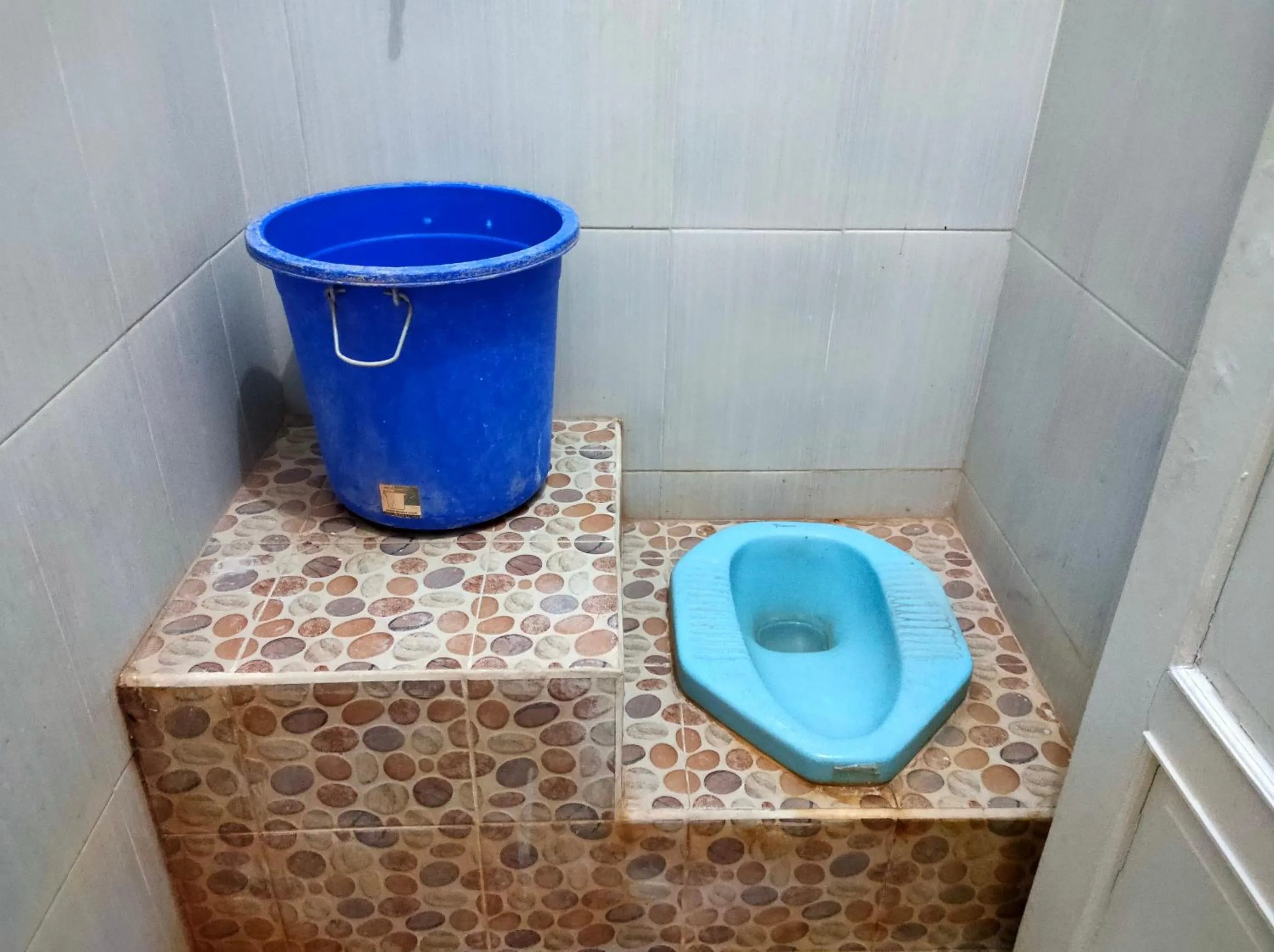 Bathroom in Hotel Keluarga Mekar Jaya Syariah Near UNS Solo