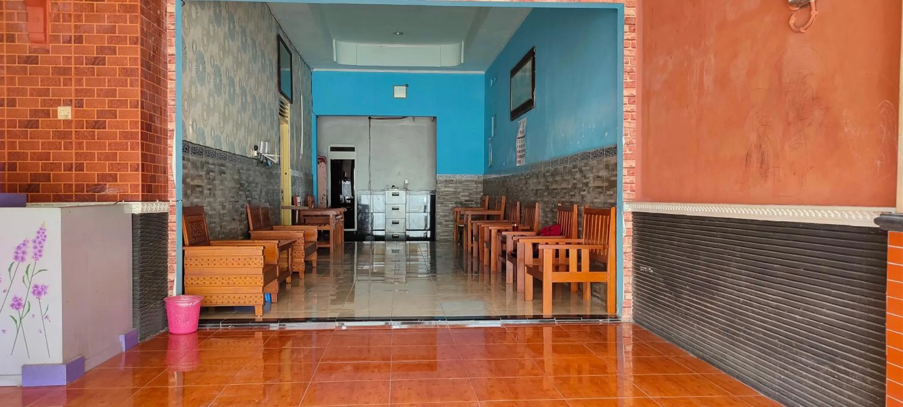 Lobby or reception in Hotel Keluarga Mekar Jaya Syariah Near UNS Solo