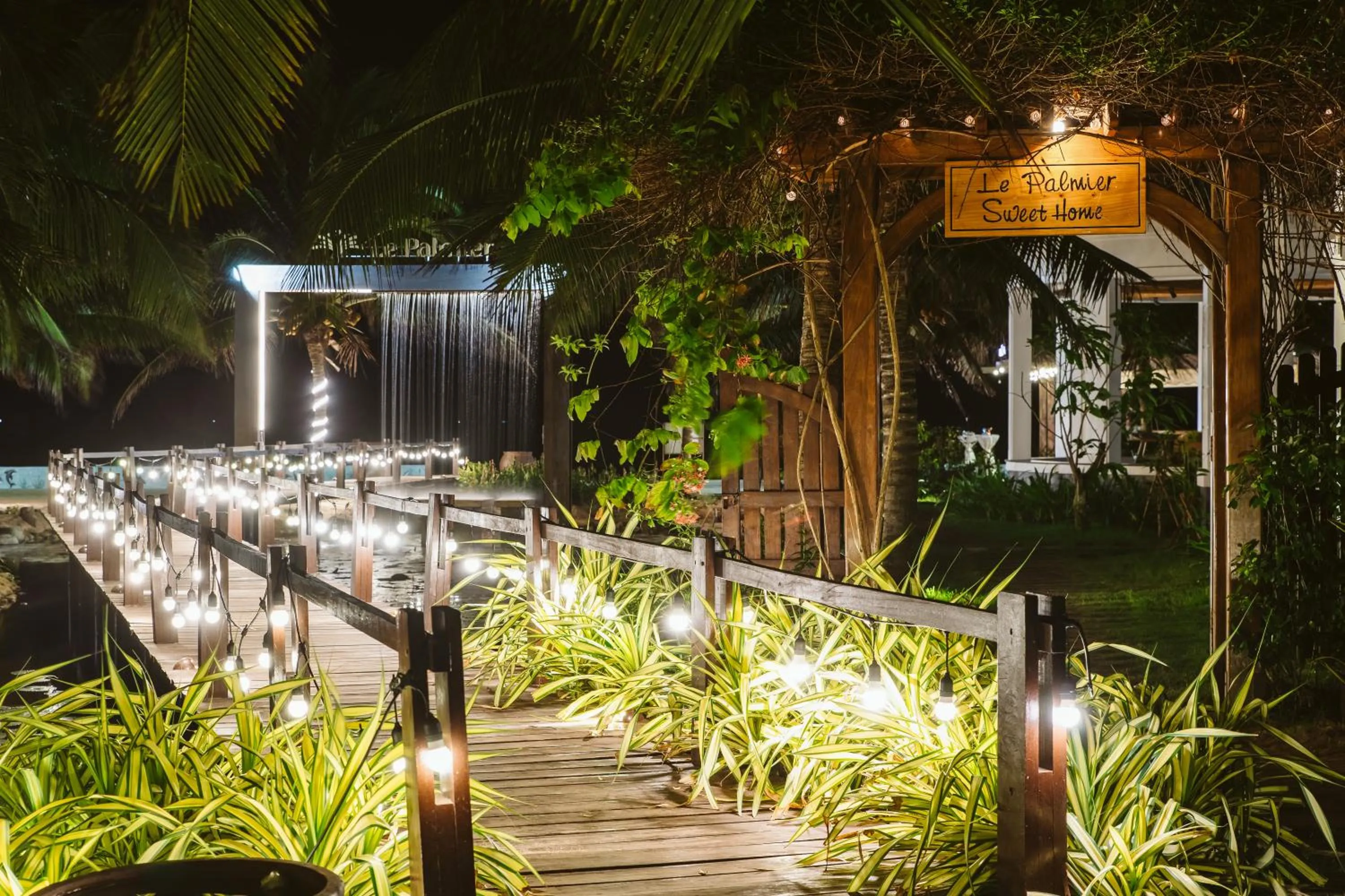 Lounge or bar in Le Palmier Ho Tram Resort - Beachfront with Private Beach