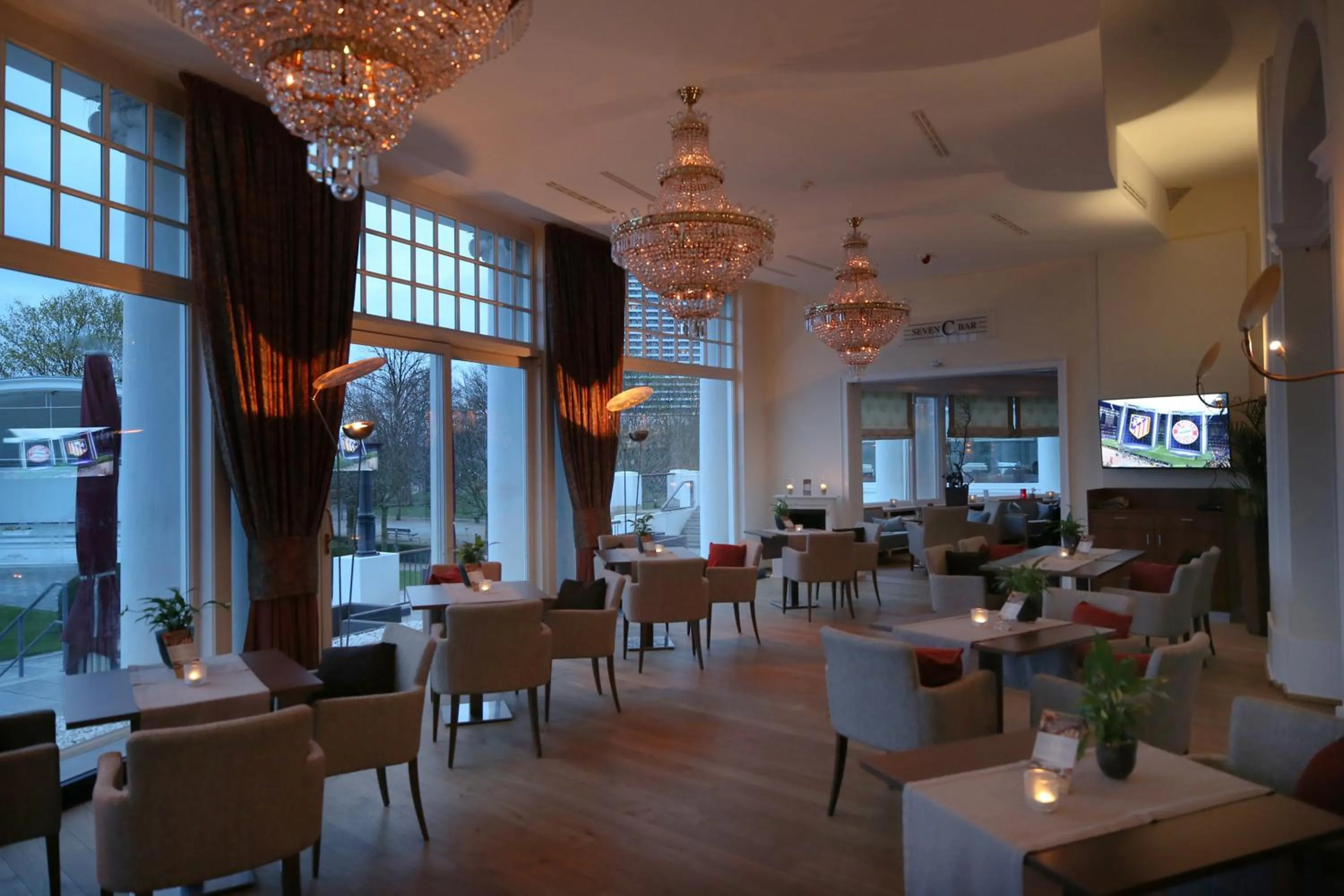 Communal lounge/ TV room in ATLANTIC Grand Hotel Travemünde