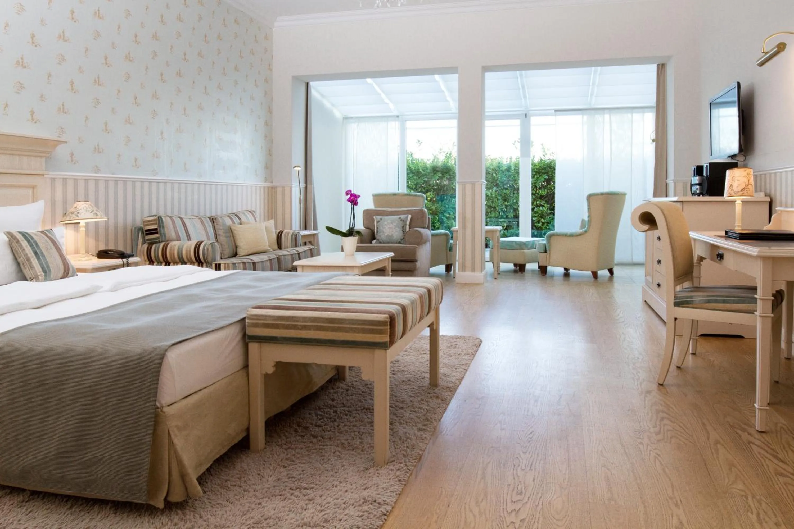 Living room, Bed in ATLANTIC Grand Hotel Travemünde