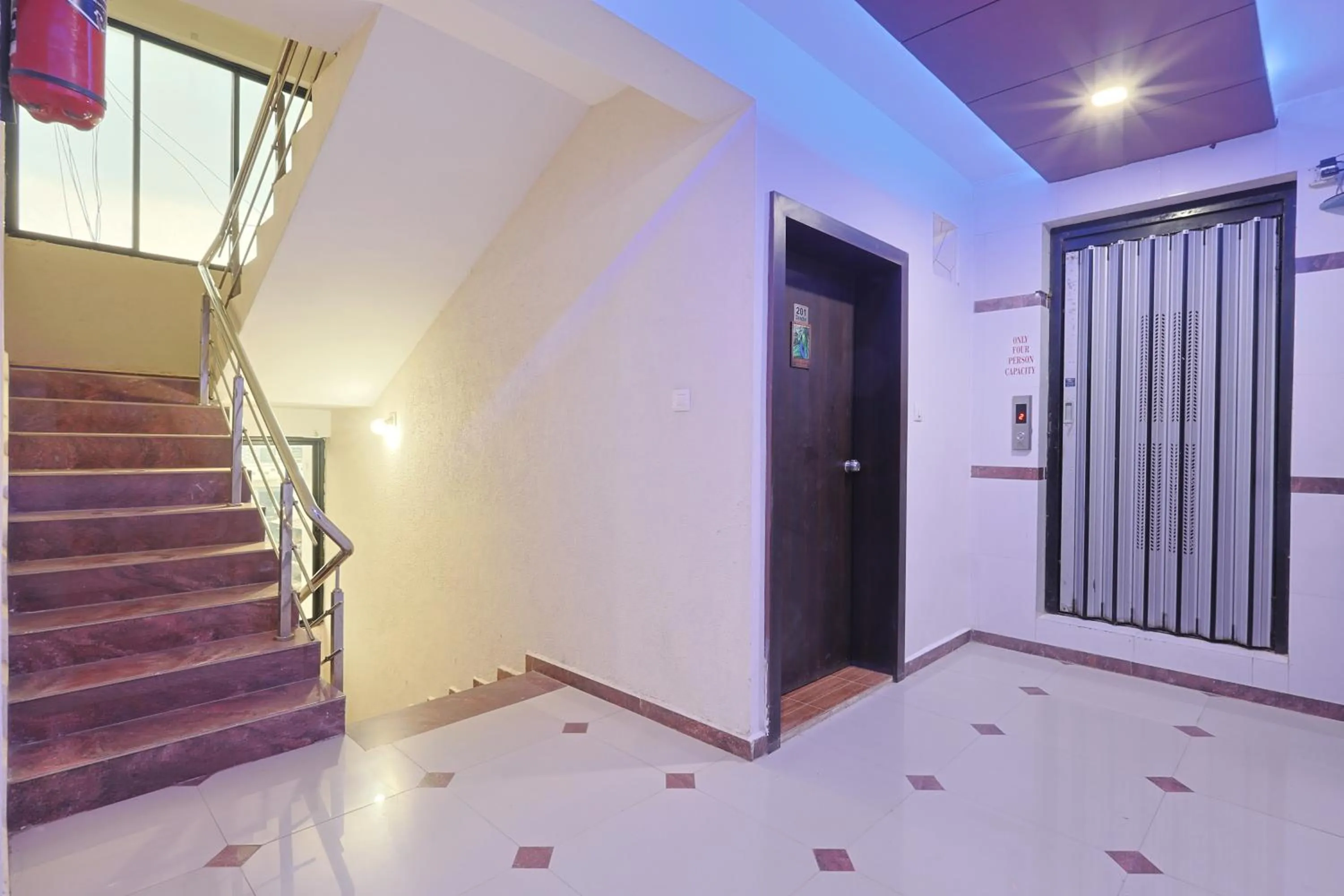 elevator in Hotel Gir Scintilla