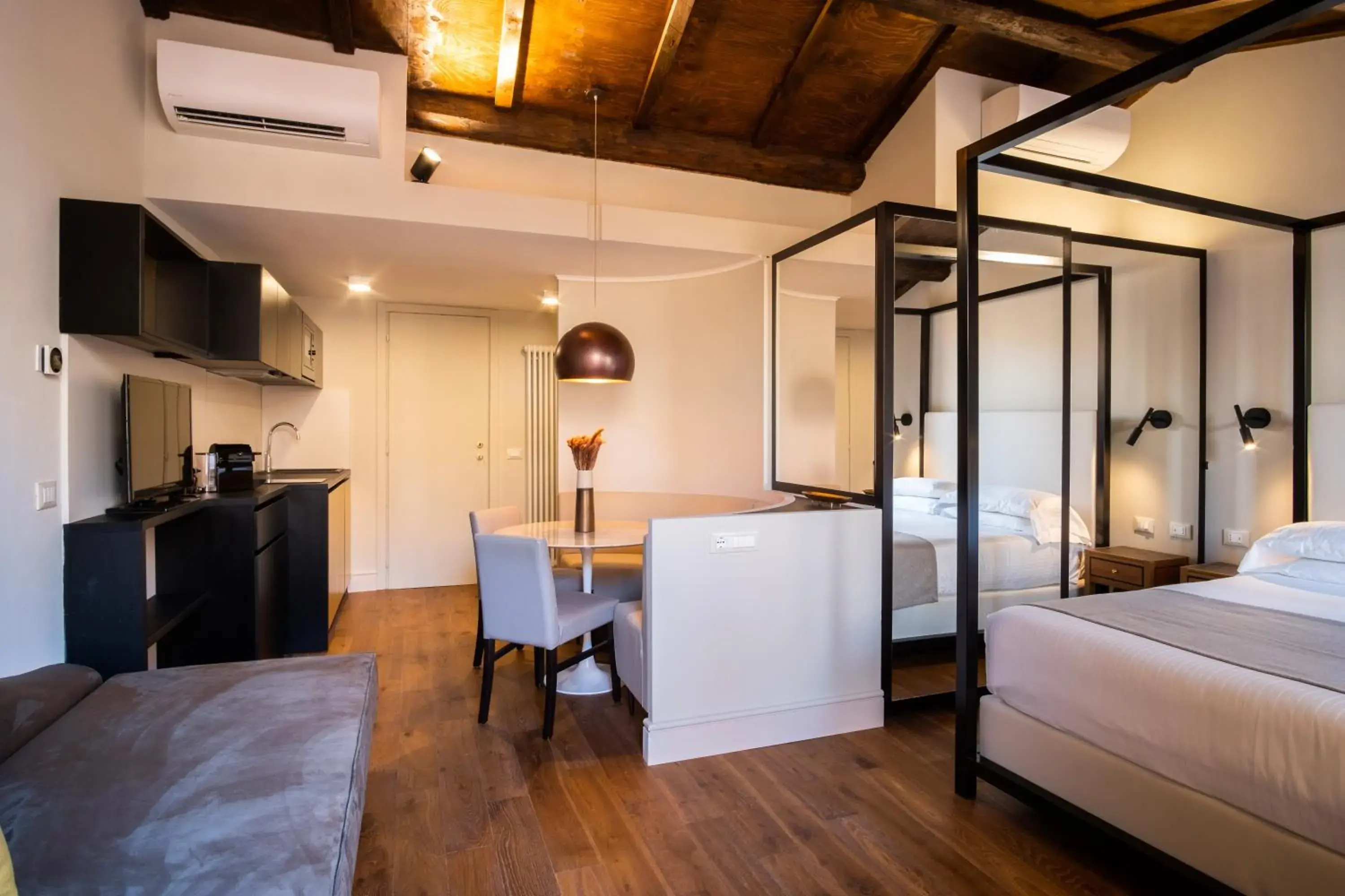 Apartment with Terrace in Smeraldo Townhouse Apartment with Terrace in Smeraldo Townhouse