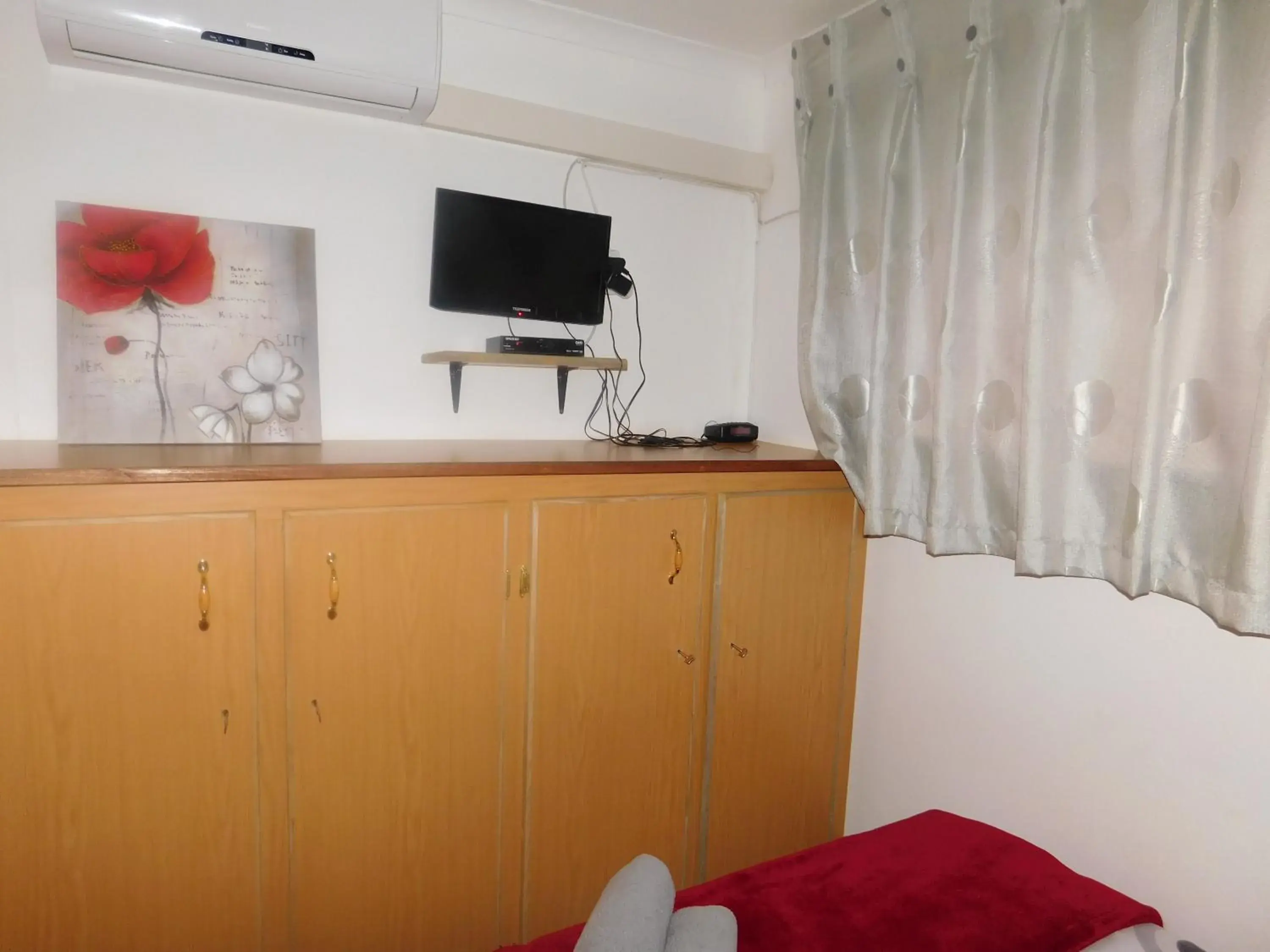 Twin Room with Shared Bathroom - single occupancy in Fouriestreet 199 Bed and Breakfast Twin Room with Shared Bathroom - single occupancy in Fouriestreet 199 Bed and Breakfast