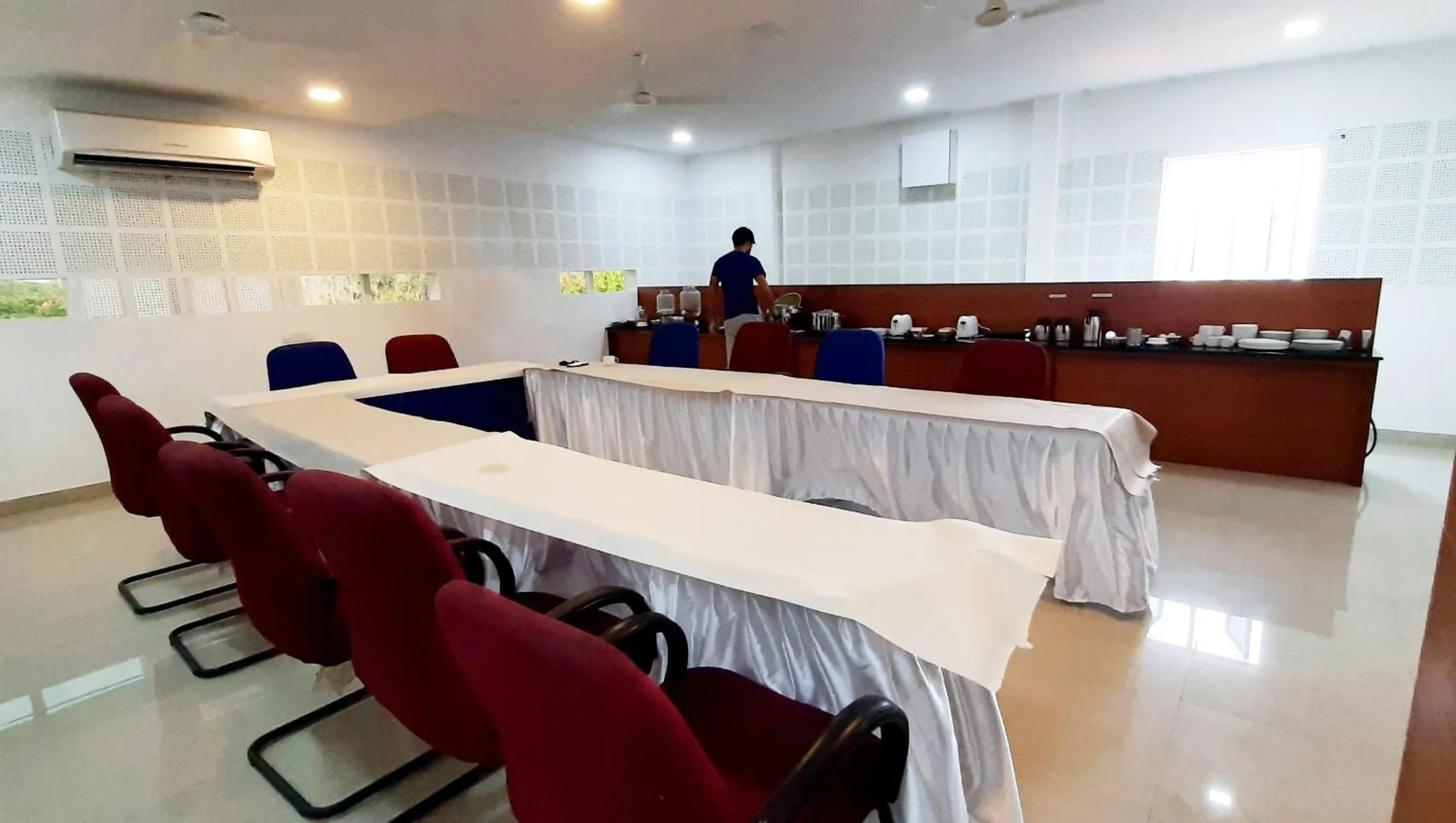 Restaurant/places to eat in The Reach Hotel