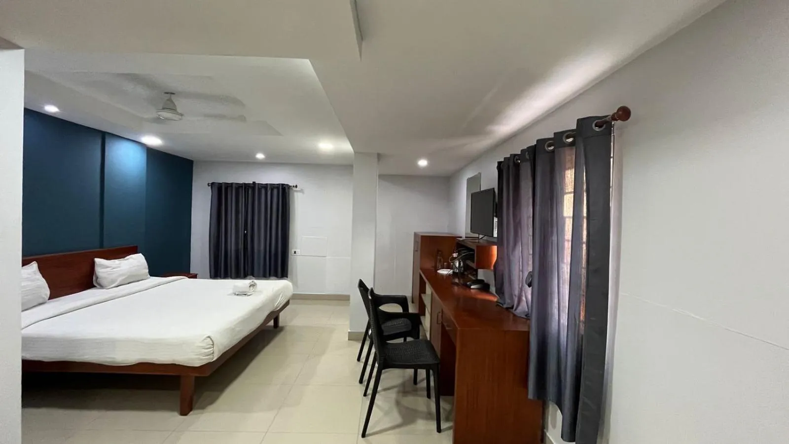 Photo of the whole room, Bed in The Reach Hotel