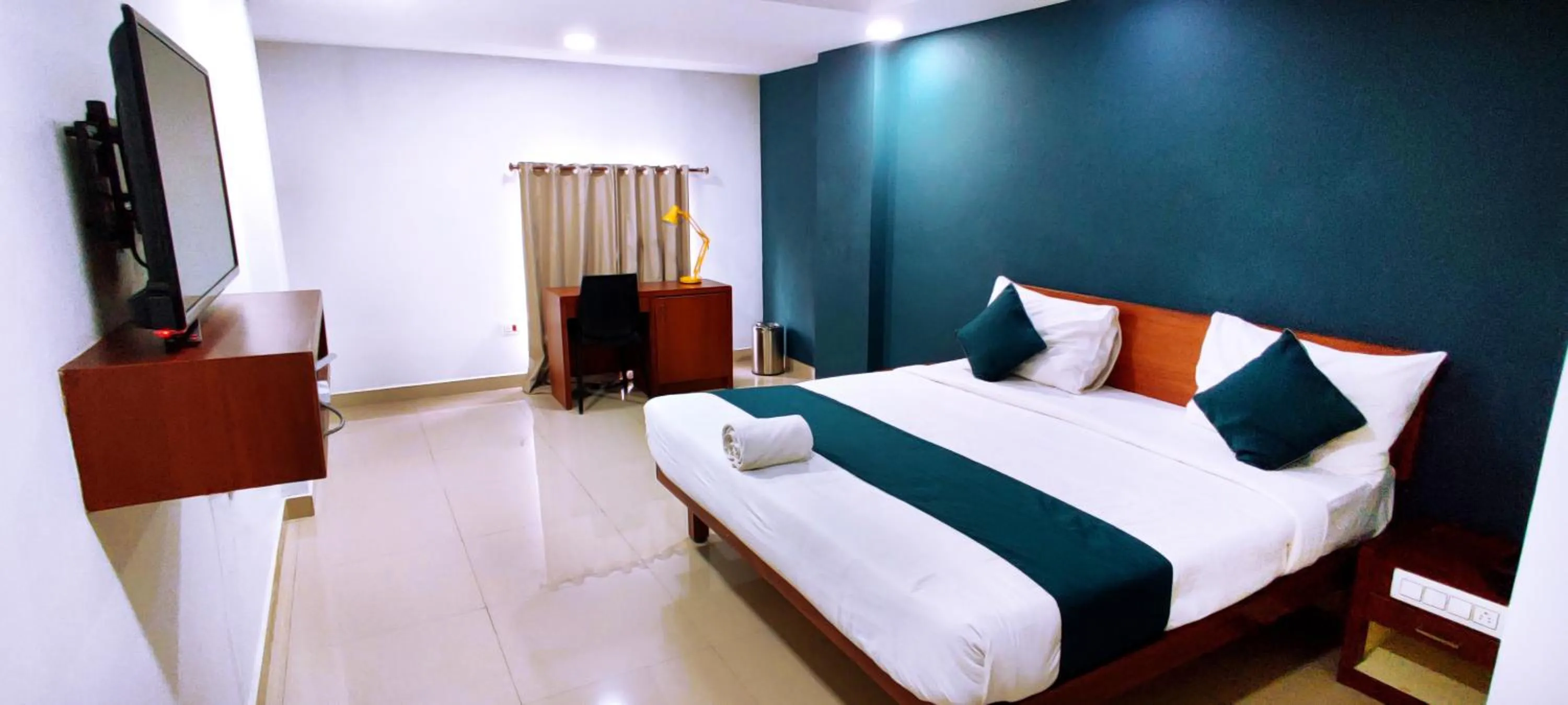 Photo of the whole room, Bed in The Reach Hotel