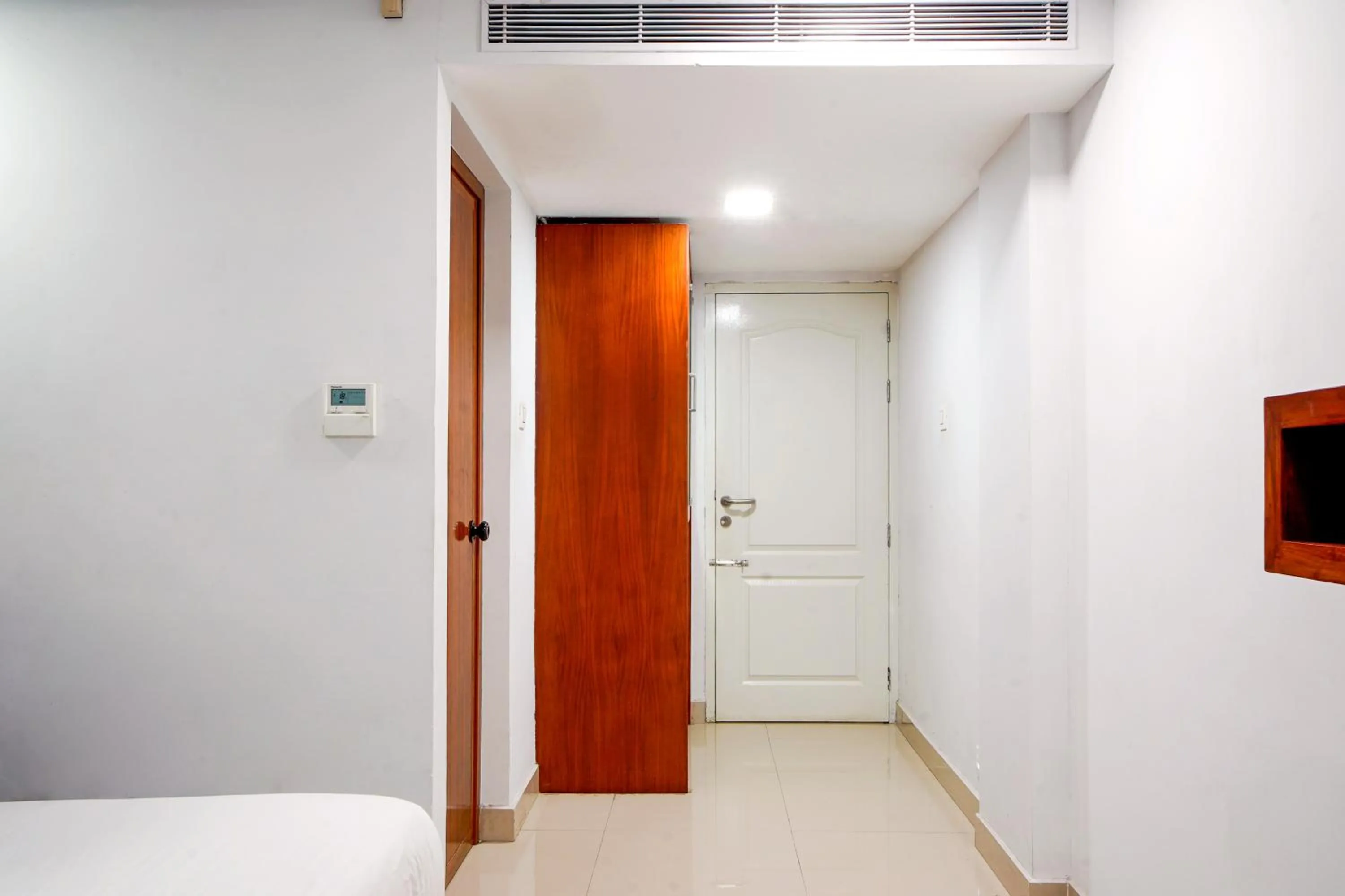 wardrobe, Bed in The Reach Hotel