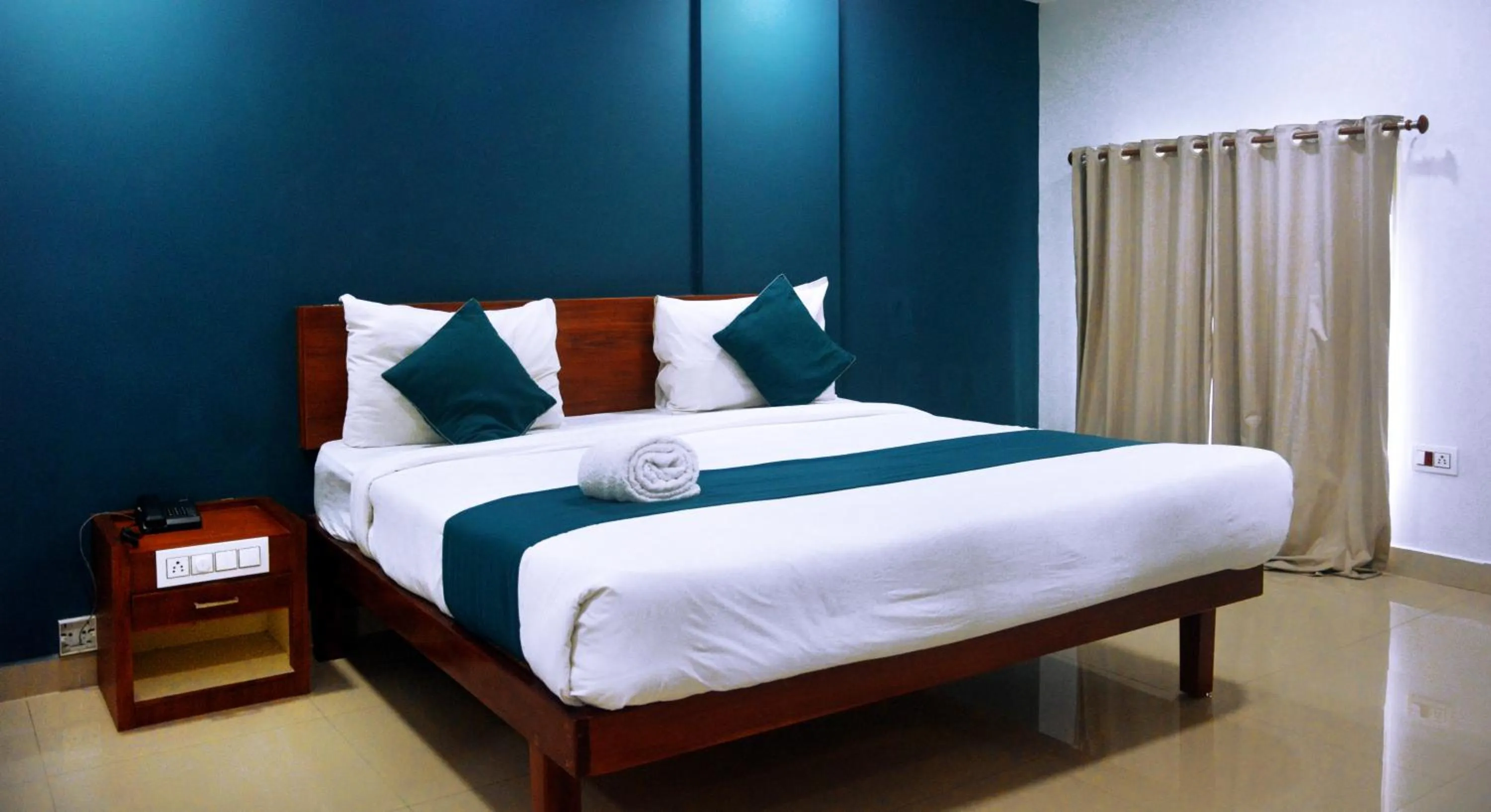 Photo of the whole room, Bed in The Reach Hotel