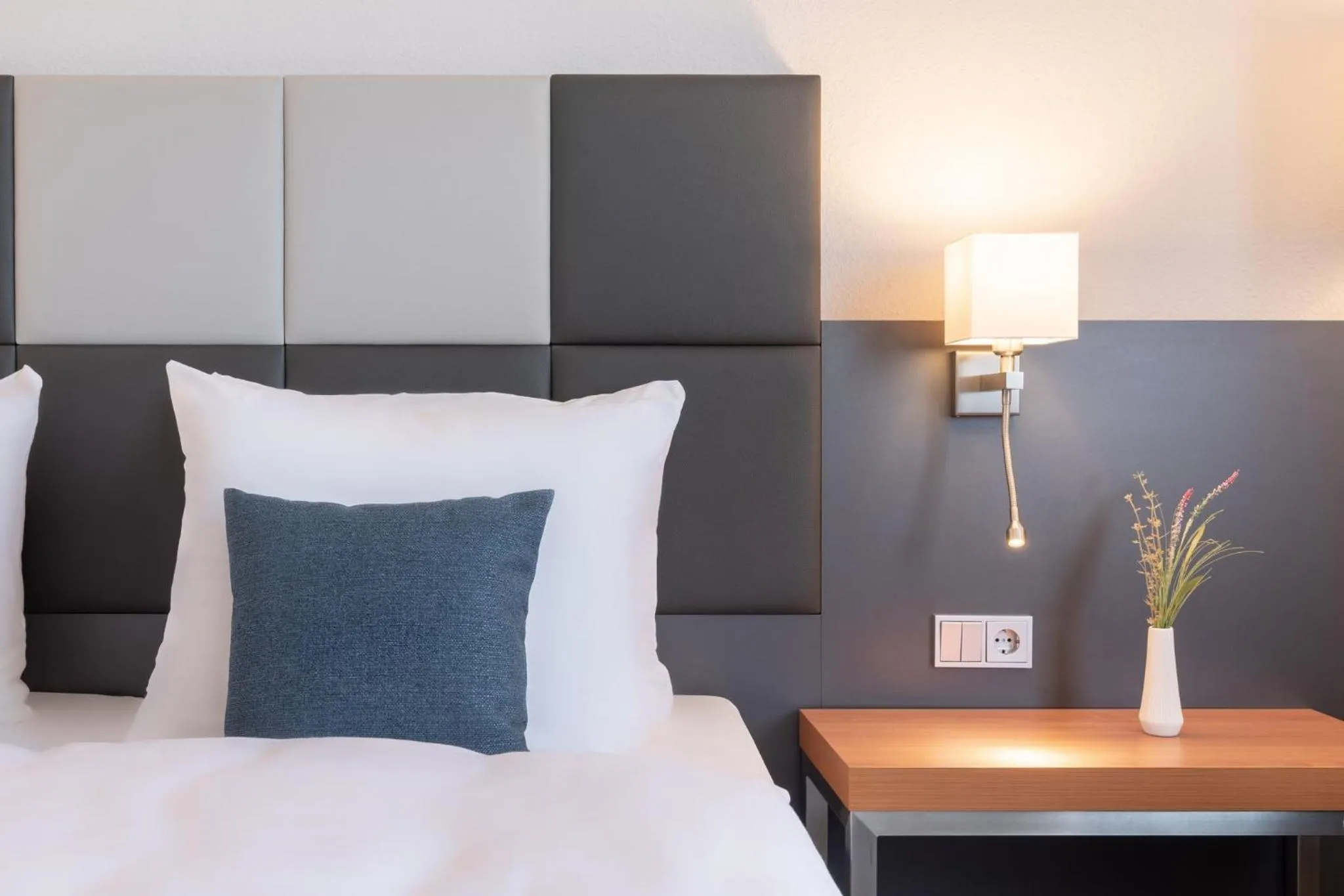 Photo of the whole room, Bed in Garner Hotel Rüsselsheim by IHG