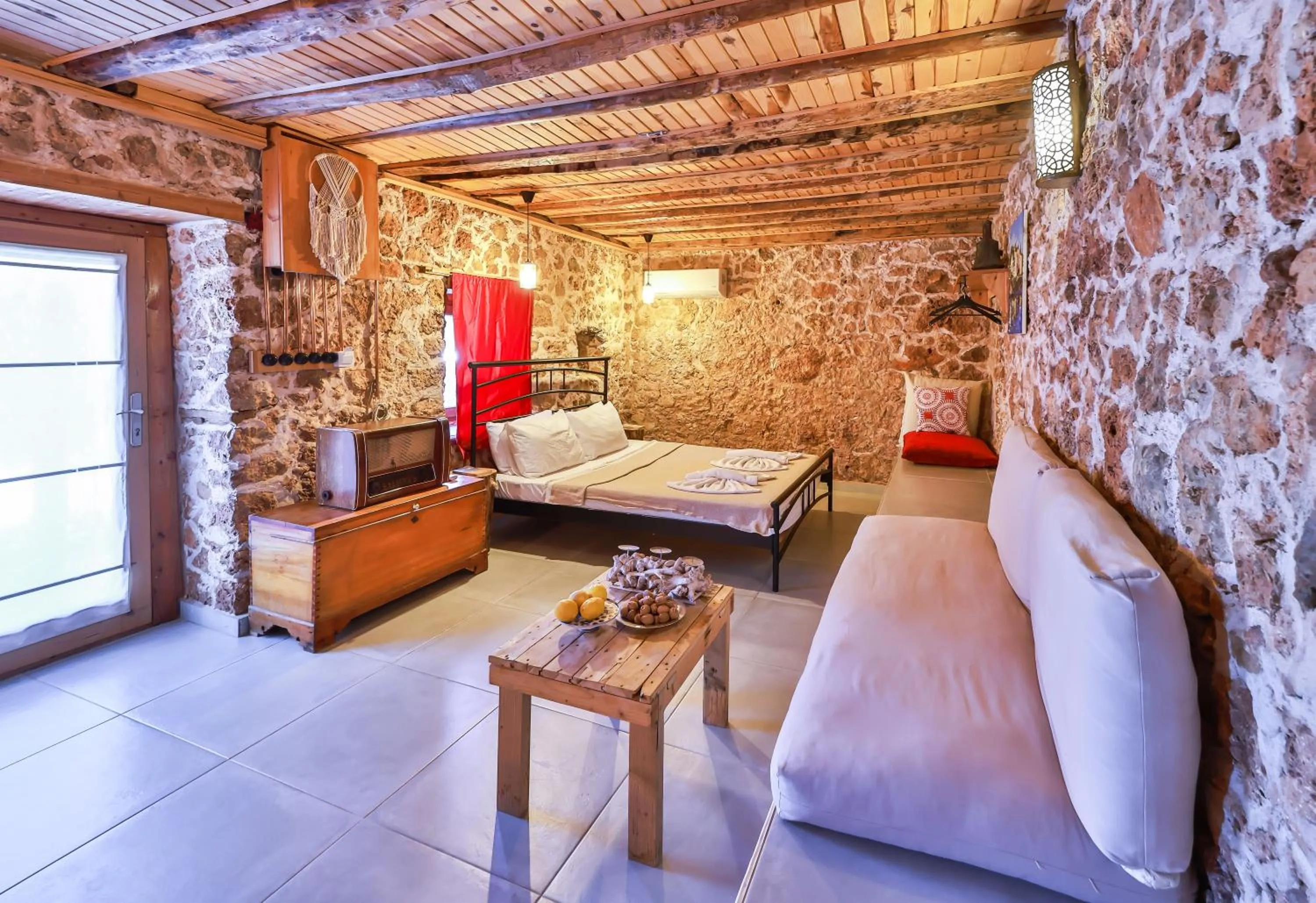 Photo of the whole room, Bed in Bademlique Stone Rooms
