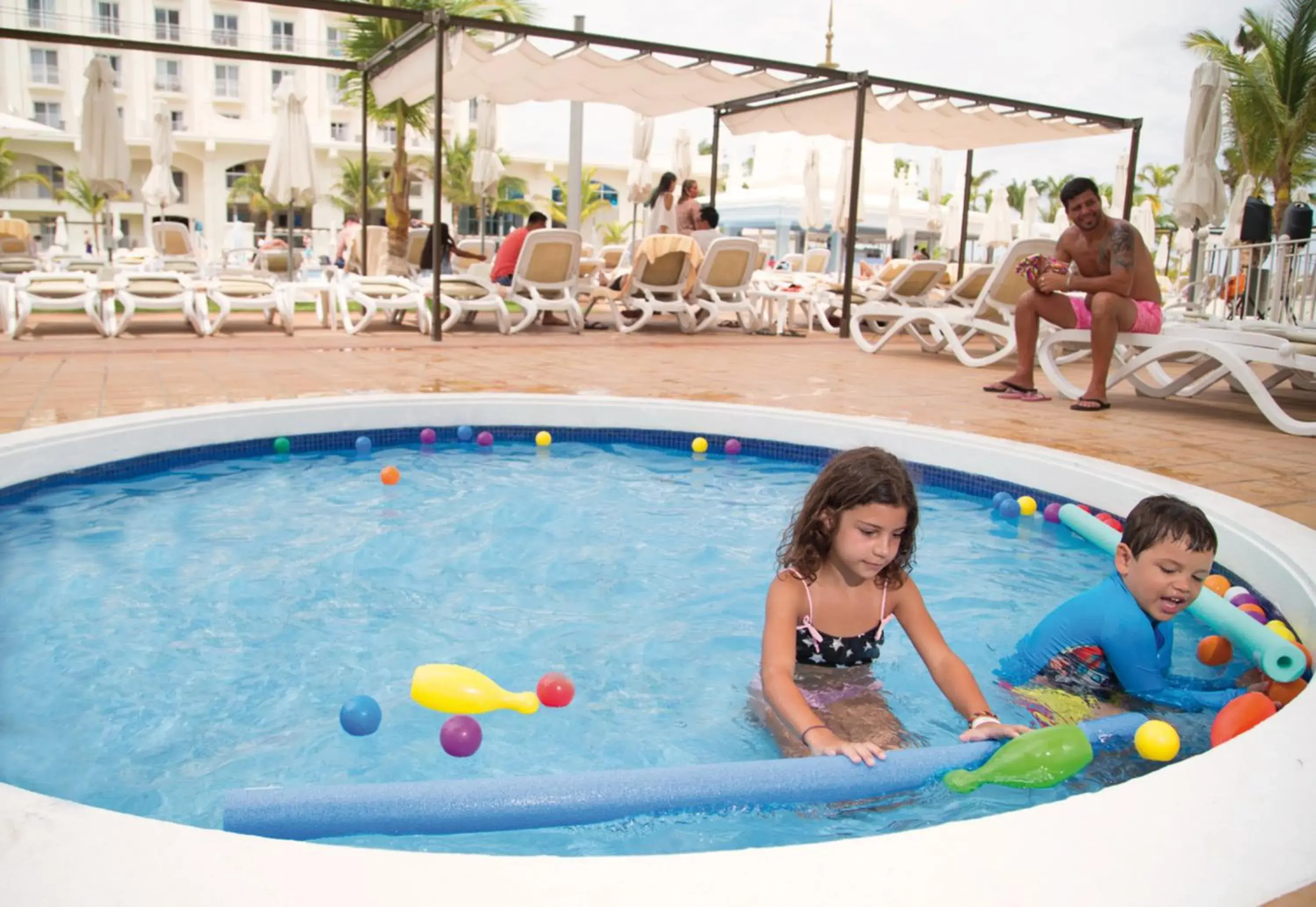 Swimming pool in Riu Palace Aruba - All Inclusive Swimming pool in Riu Palace Aruba - All Inclusive