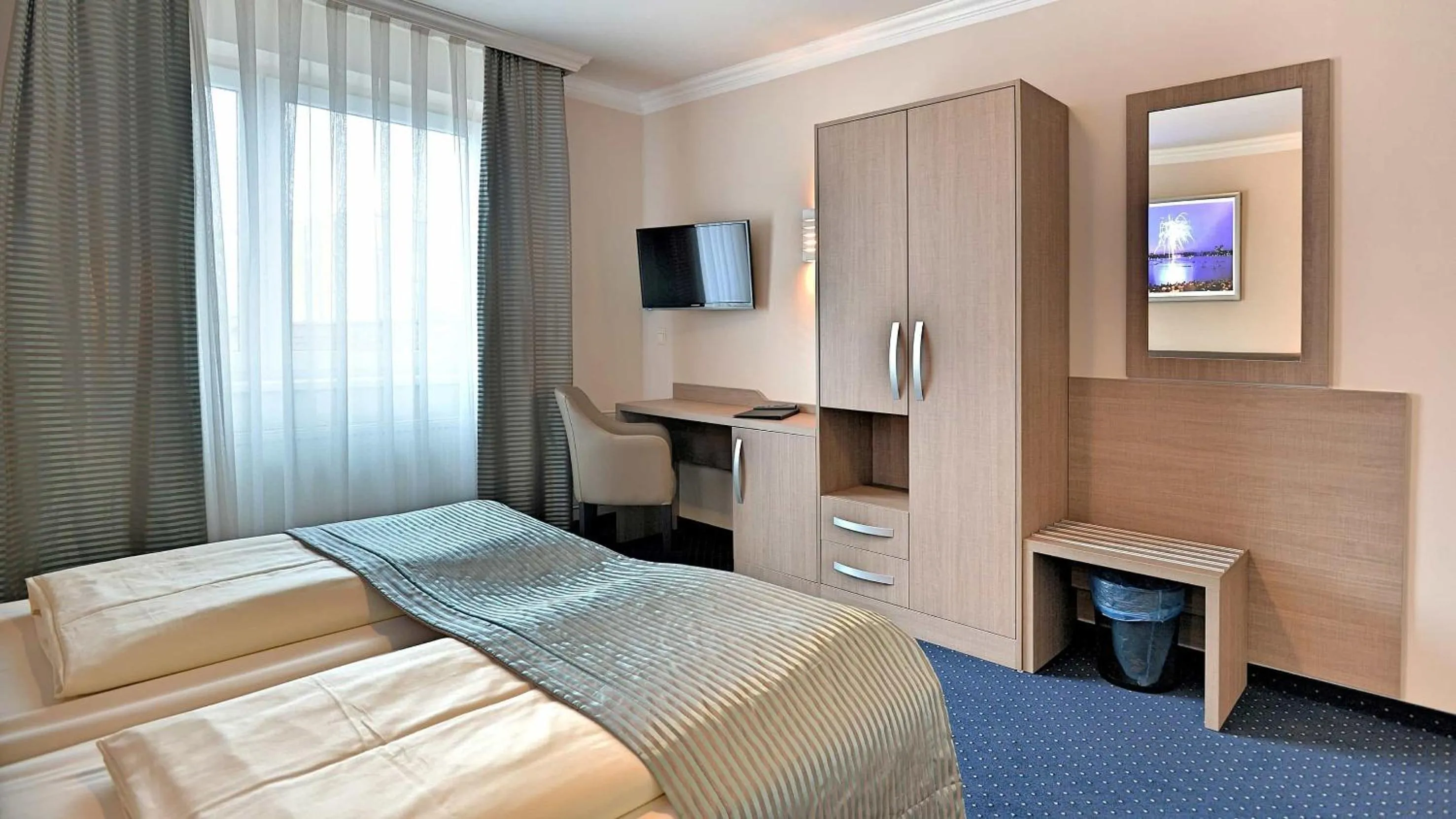 TV and multimedia, Bed in St.Joseph Hotel Hamburg - Reeperbahn St.Pauli Kiez