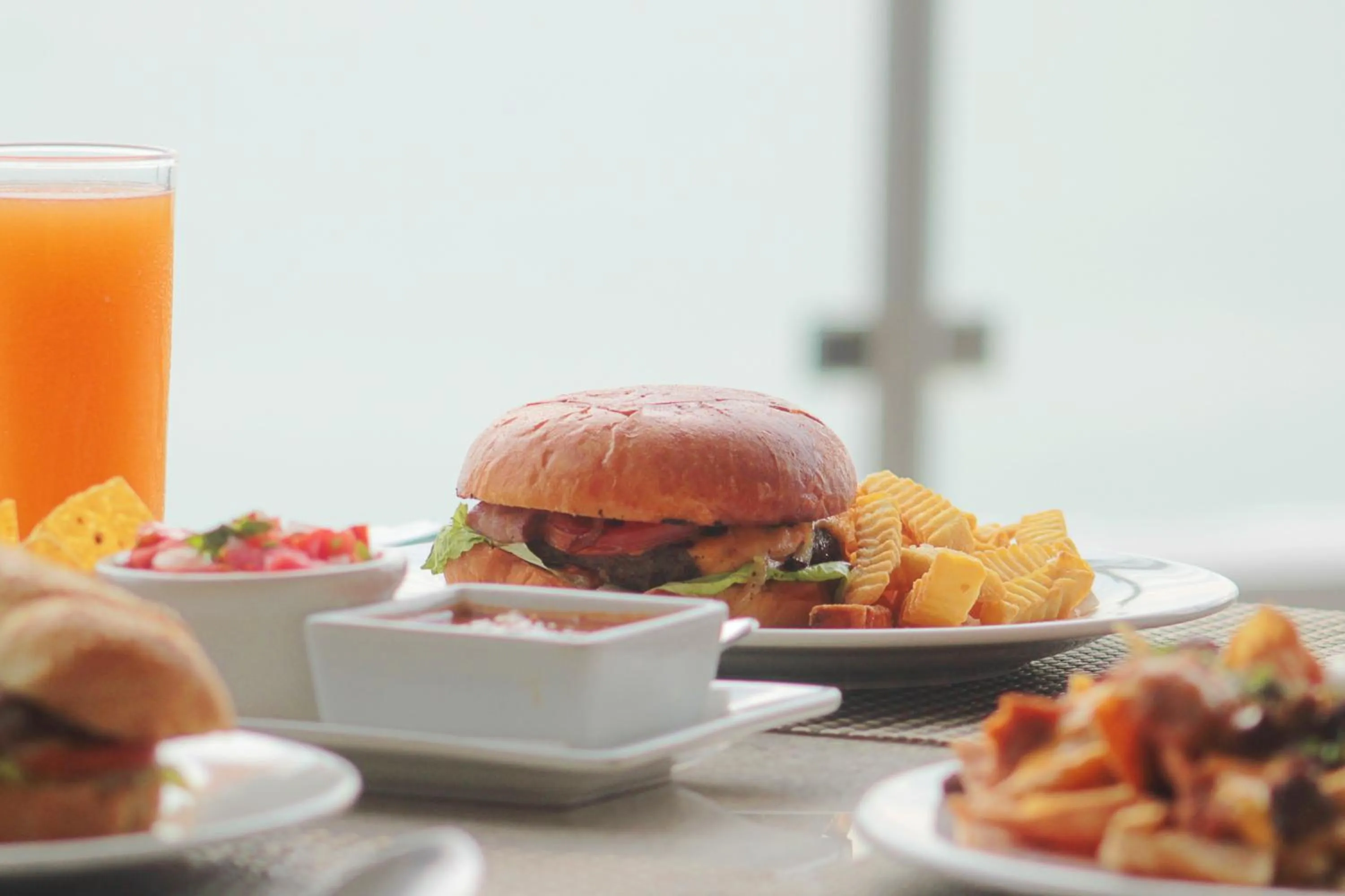 Restaurant/places to eat in Varali Grand Hotel