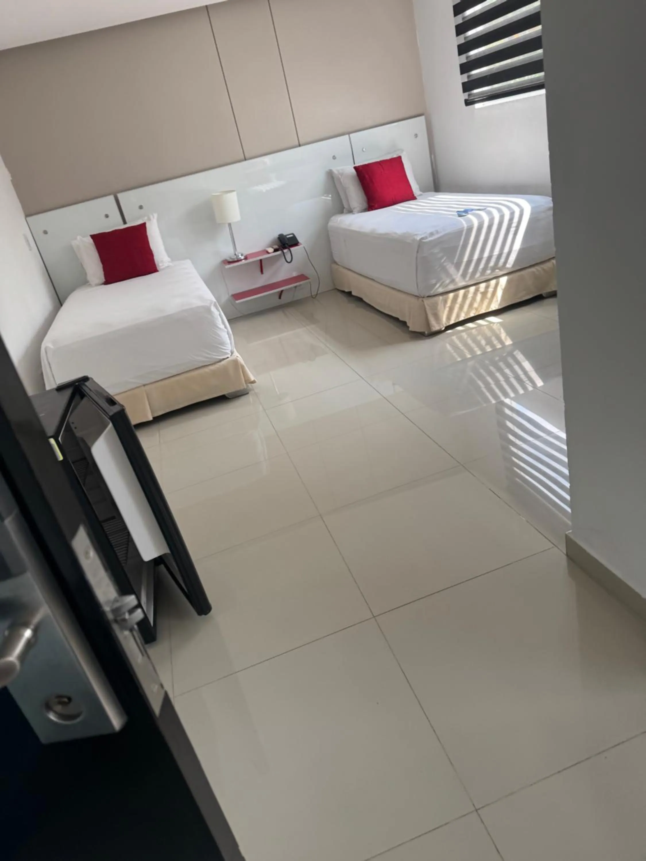 Dining area, Bed in Hotel Blue 66