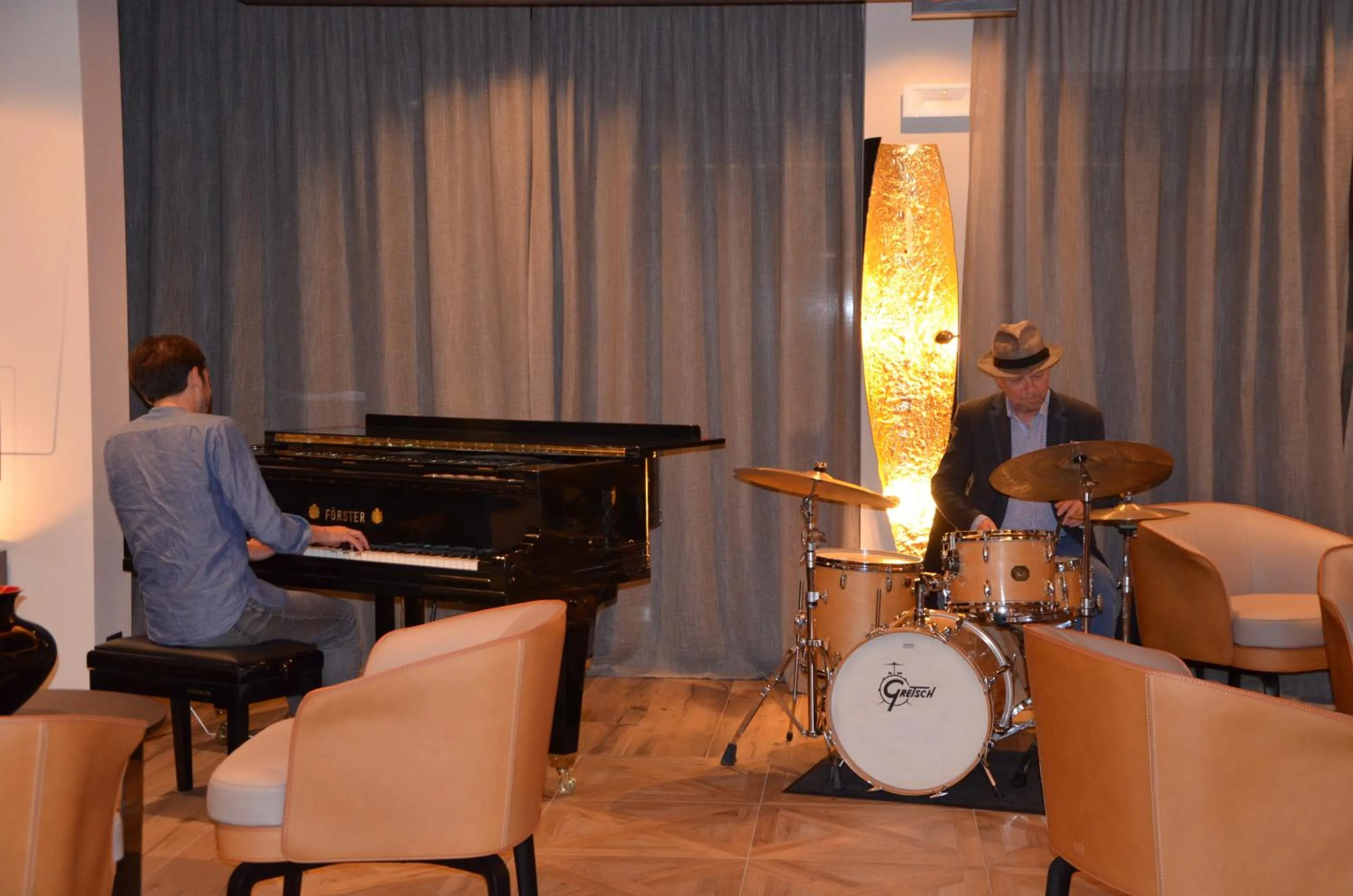 Communal lounge/ TV room in Locanda degli Artisti Art Hotel