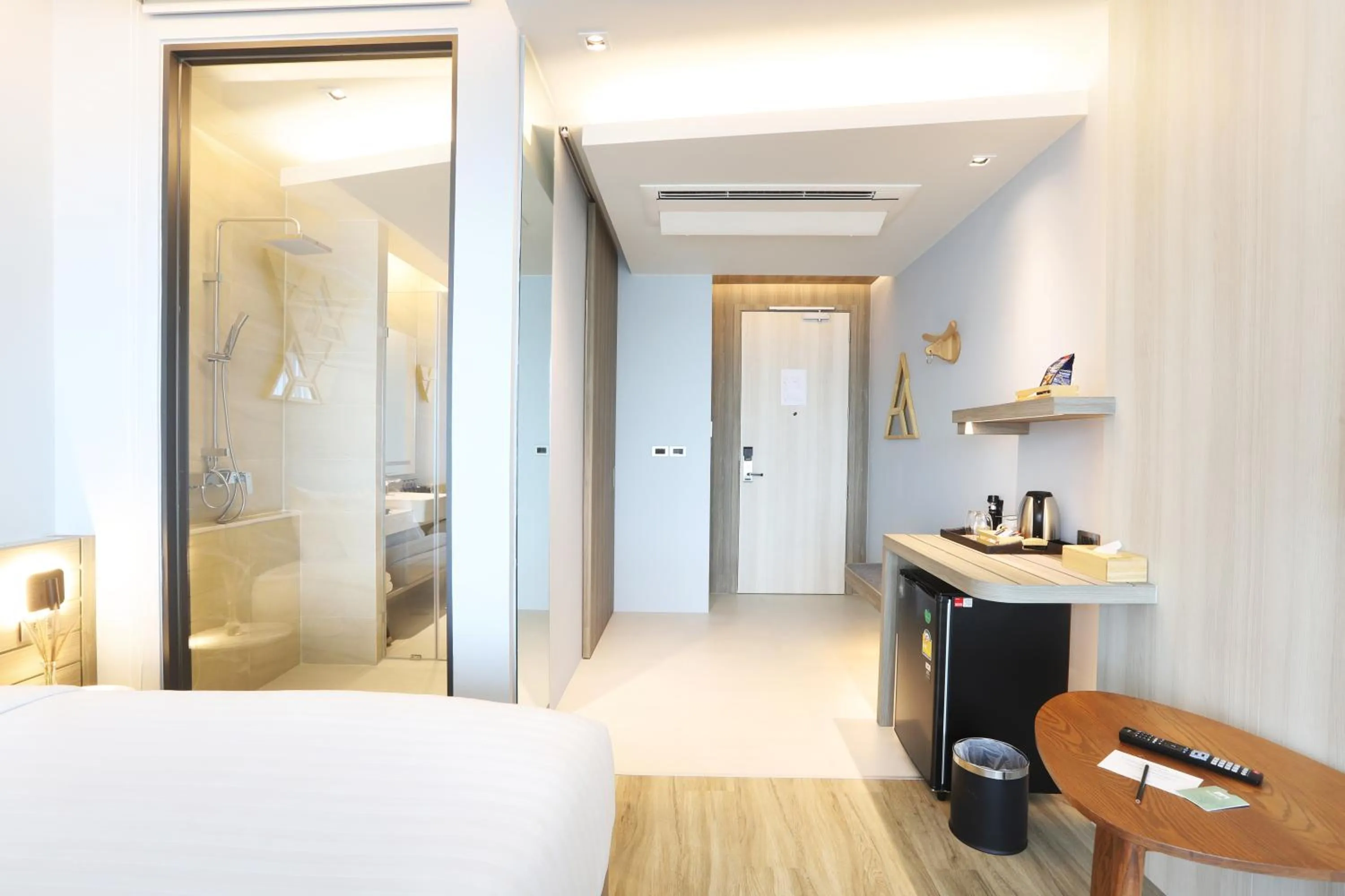 Coffee/tea facilities, Bed in The Signature Hotel Airport